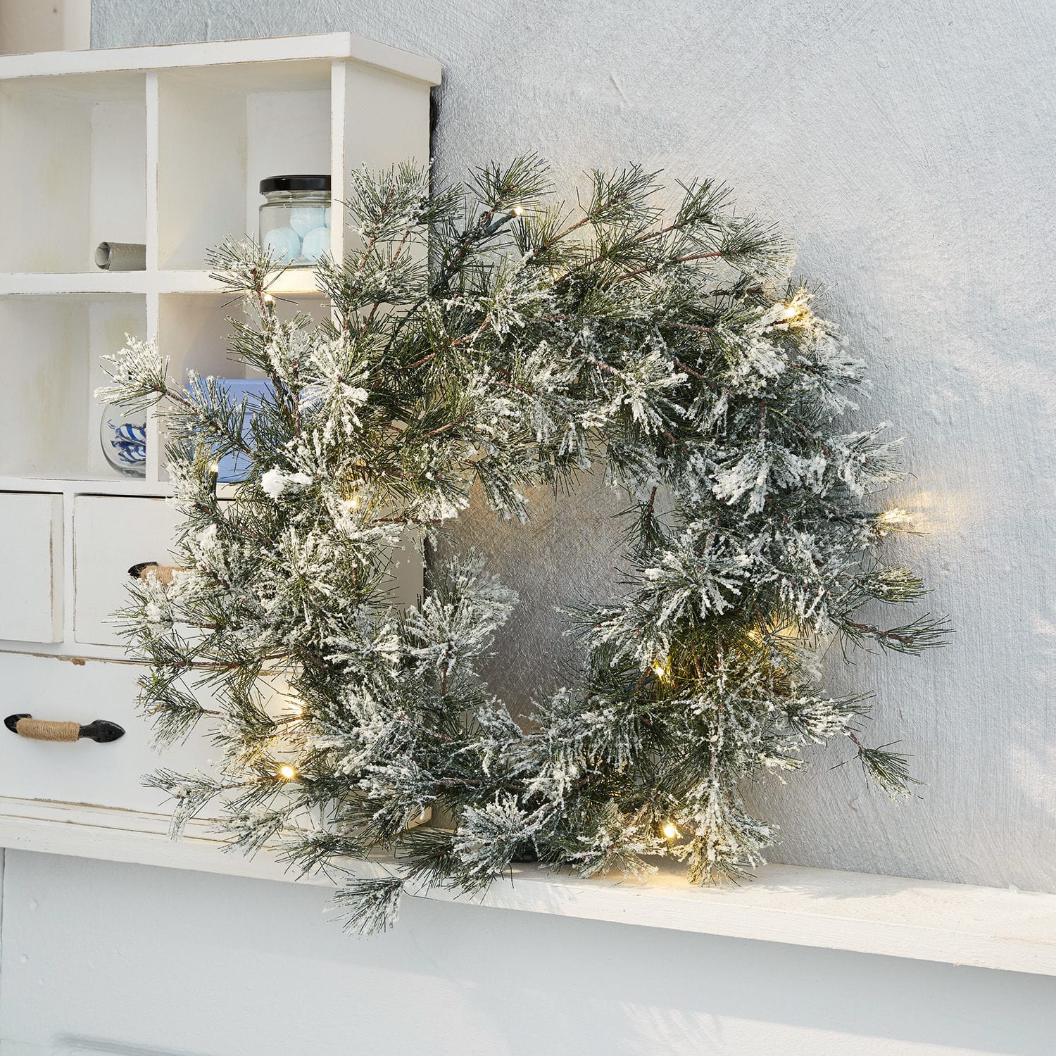 Couronne à LED Vire Couronne de Noël enneigée avec branches vertes et lumières LED chaudes pour décoration intérieure