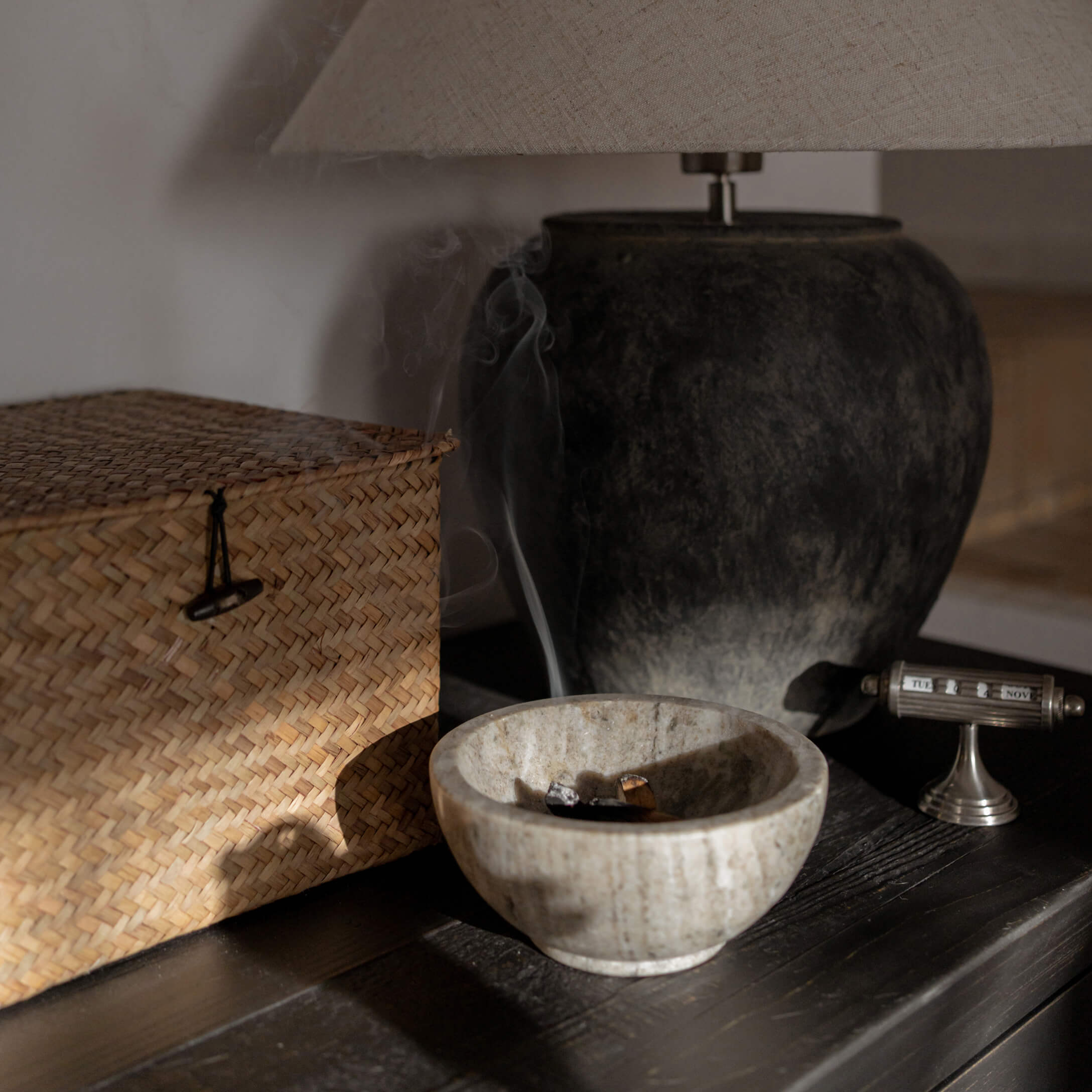 Bol en albâtre beige naturel avec de la fumée, décoration de table avec lampe et boîte en osier