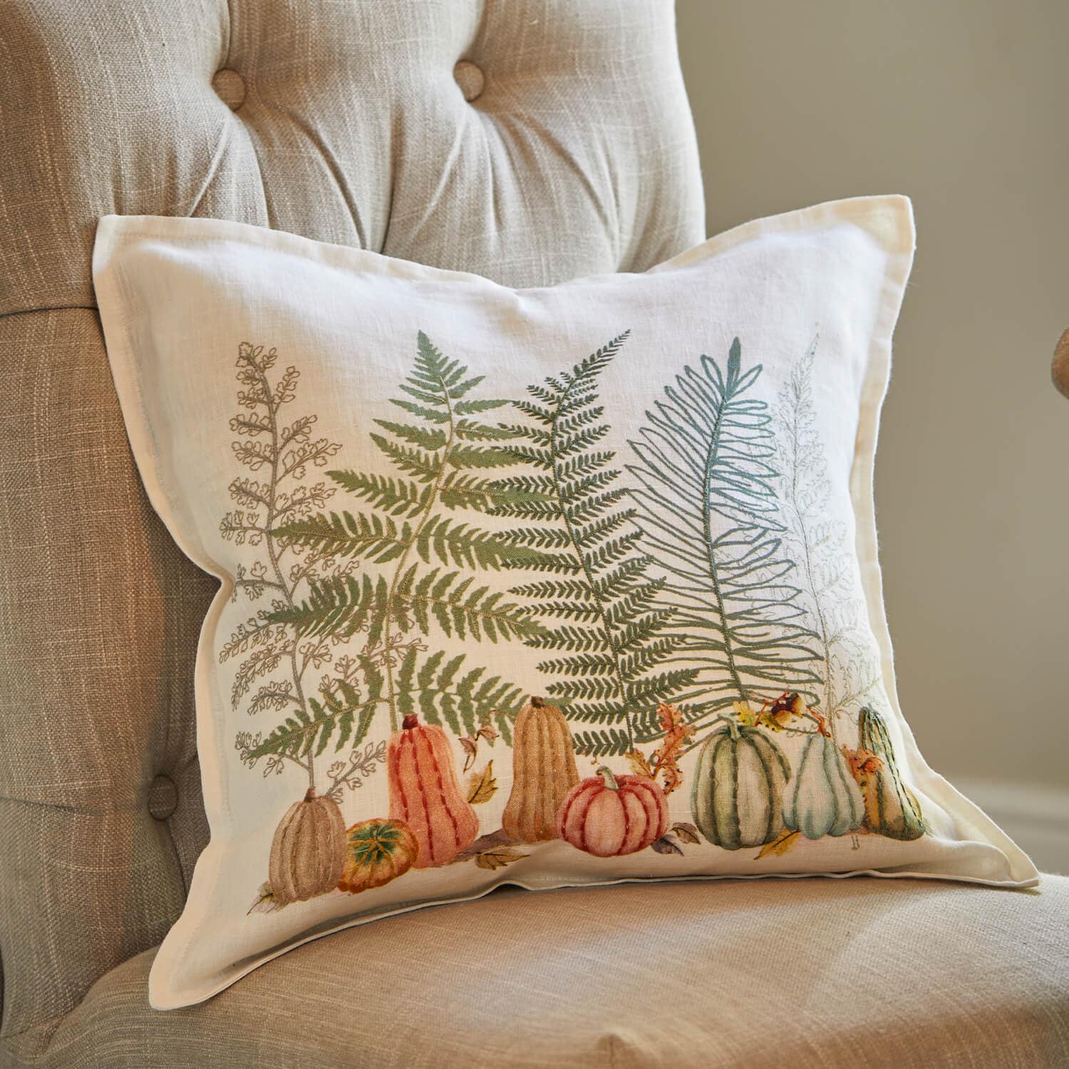Coussin en lin écru avec motif fougères et courges, décoration intérieure élégante et naturelle