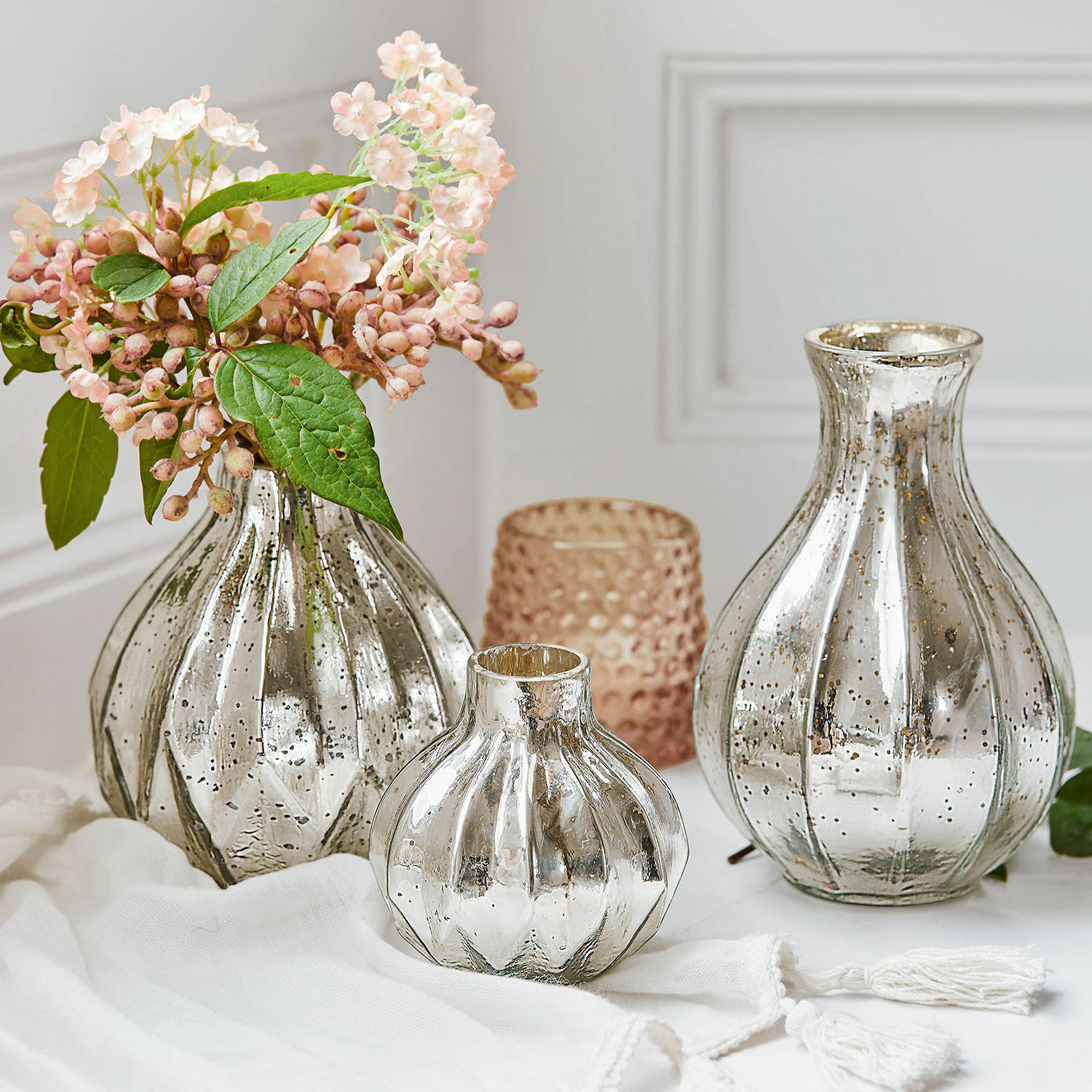Lot de 3 vases Frido Trois vases décoratifs en verre argenté vieilli avec fleurs sur fond blanc pour décoration intérieure