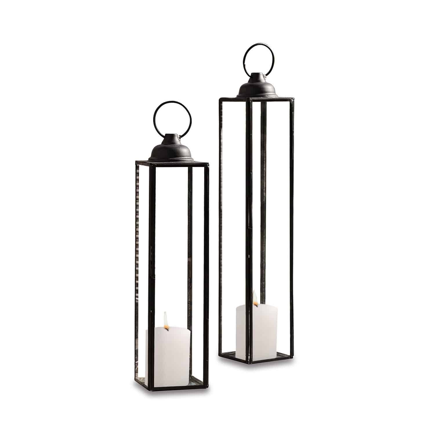 Lot de 2 lanternes Radu Ensemble de deux lanternes en métal noir avec bougies blanches pour décoration intérieure et extérieure