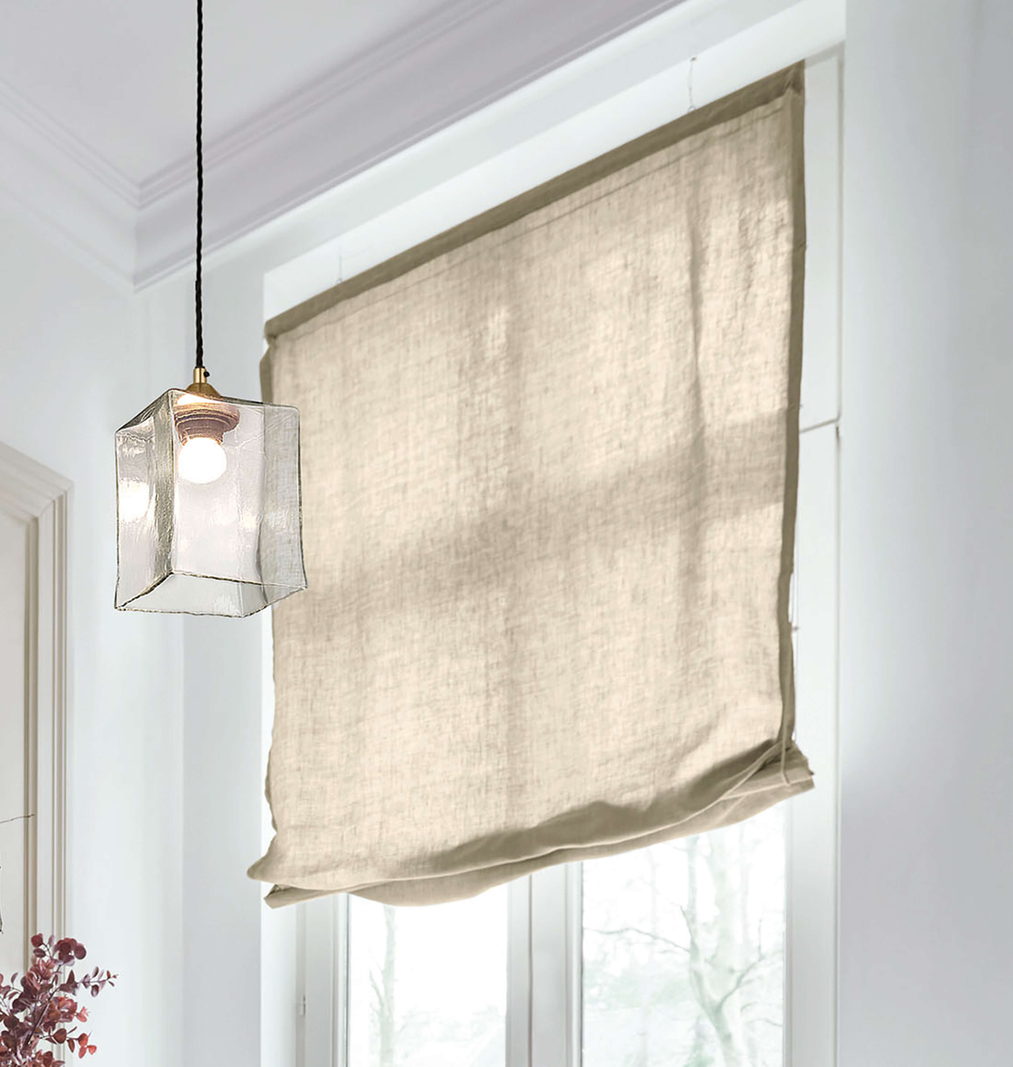 Store bateau beige en lin dans une pièce lumineuse avec suspension en verre transparent