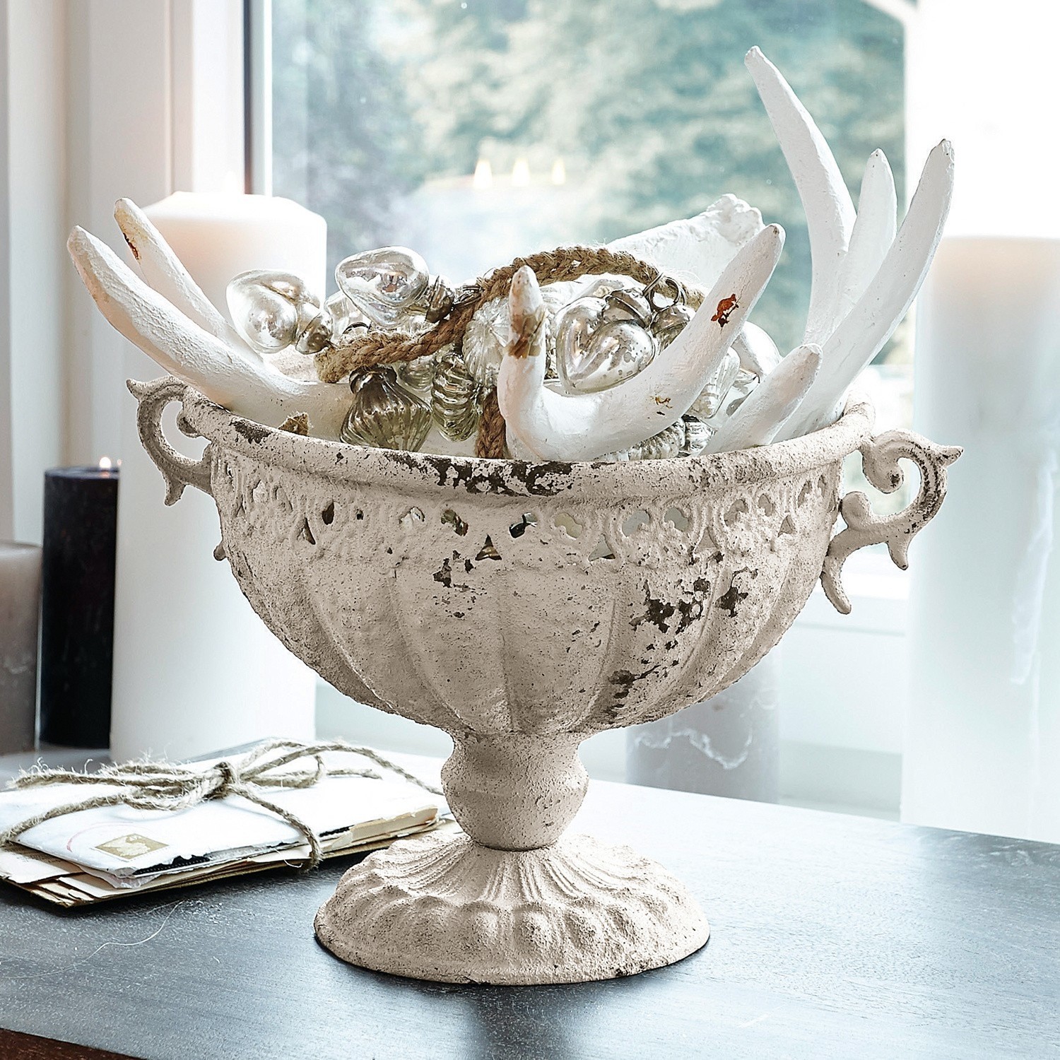 Coupe Vescemont Coupe décorative en métal blanc style vintage avec ornements et bougies sur table