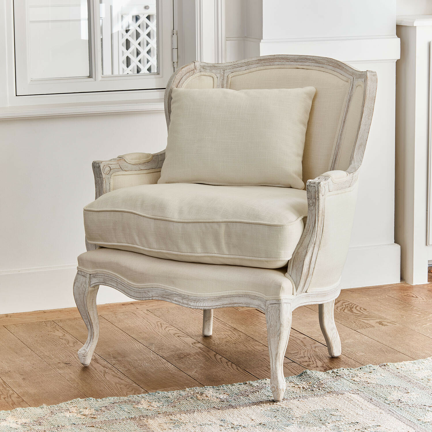 Fauteuil Kingswinford Fauteuil classique en bois clair et tissu crème, siège confortable pour salon élégant
