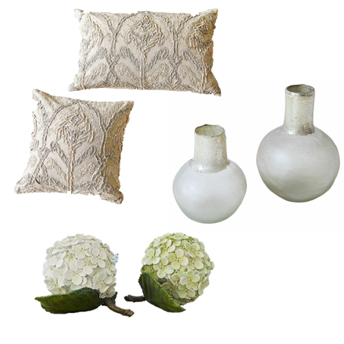 Coussins décoratifs crème brodés et vases en céramique blanche pour décoration intérieure