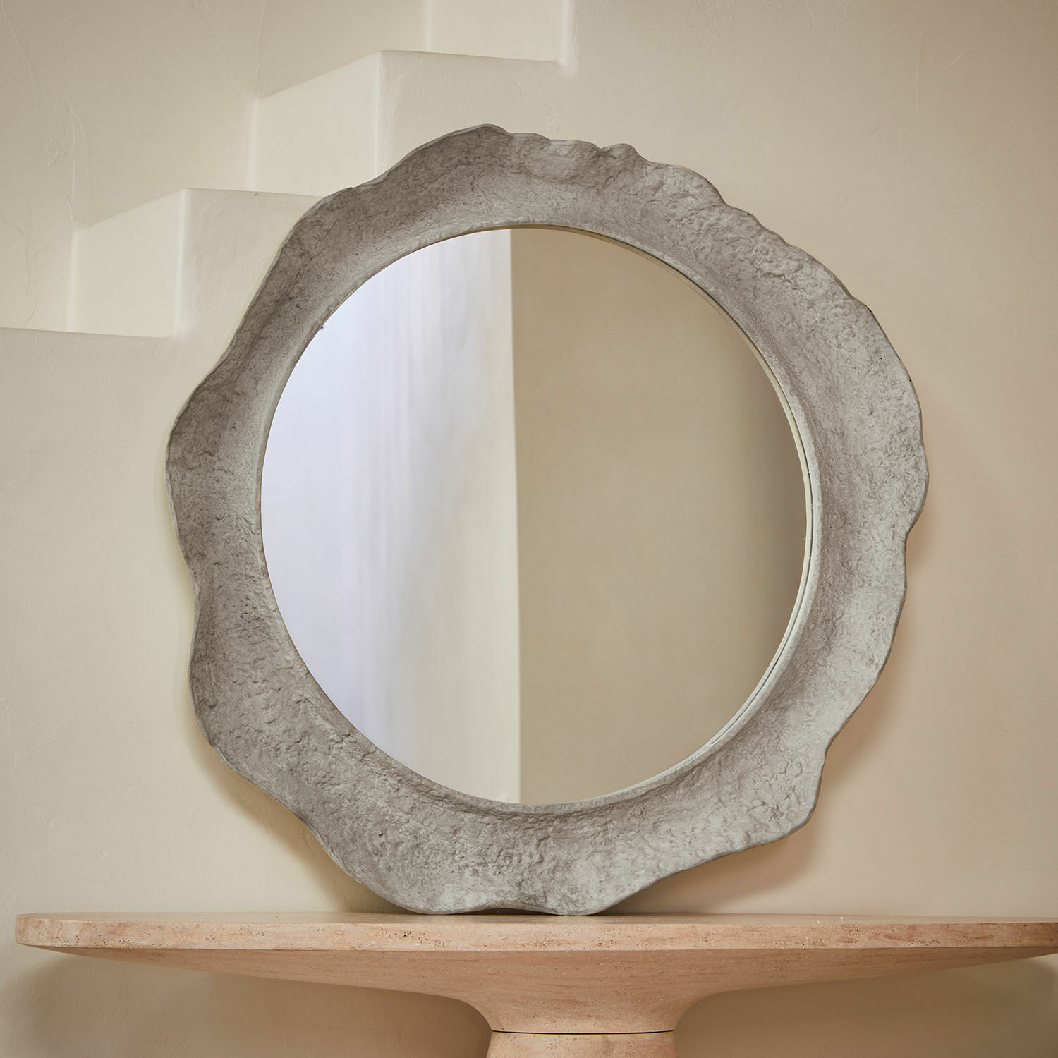 Miroir Orivelle Miroir rond avec cadre en béton gris à forme irrégulière, décoration intérieure moderne et tendance