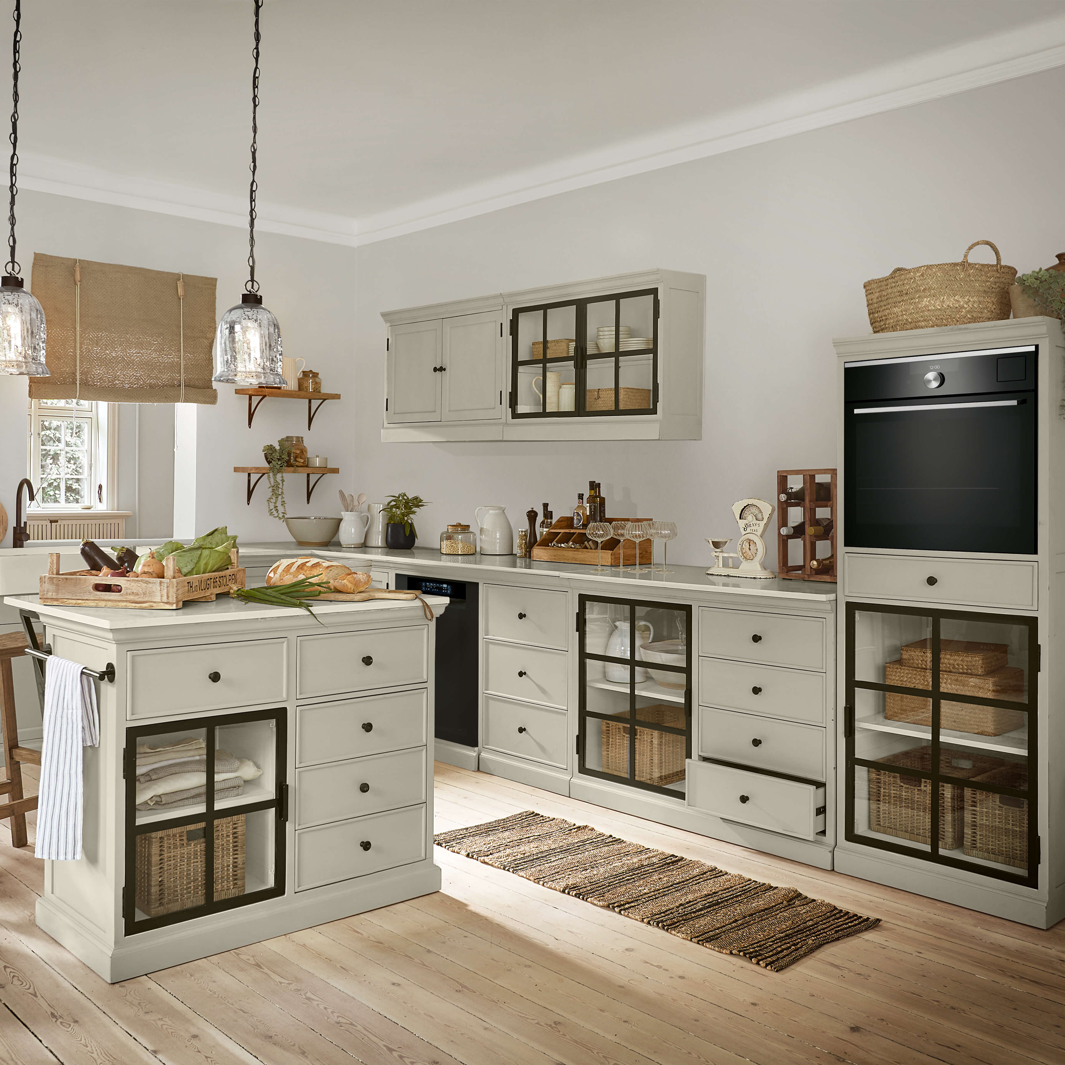 Cuisine rustique avec meubles gris clair en bois et portes vitrées noires, accessoires naturels en décoration