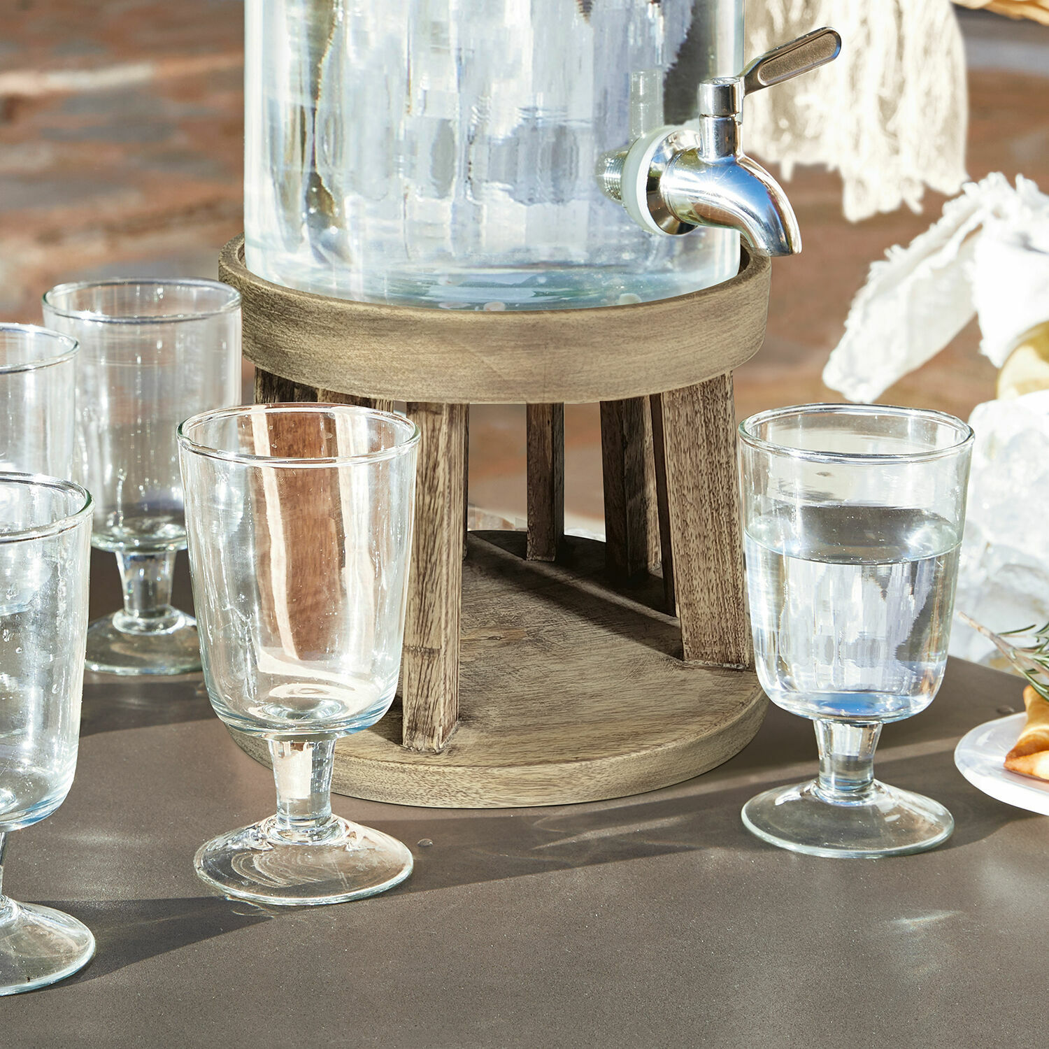 Socle Gabela Distributeur d'eau en verre sur support en bois avec robinet et verres transparents