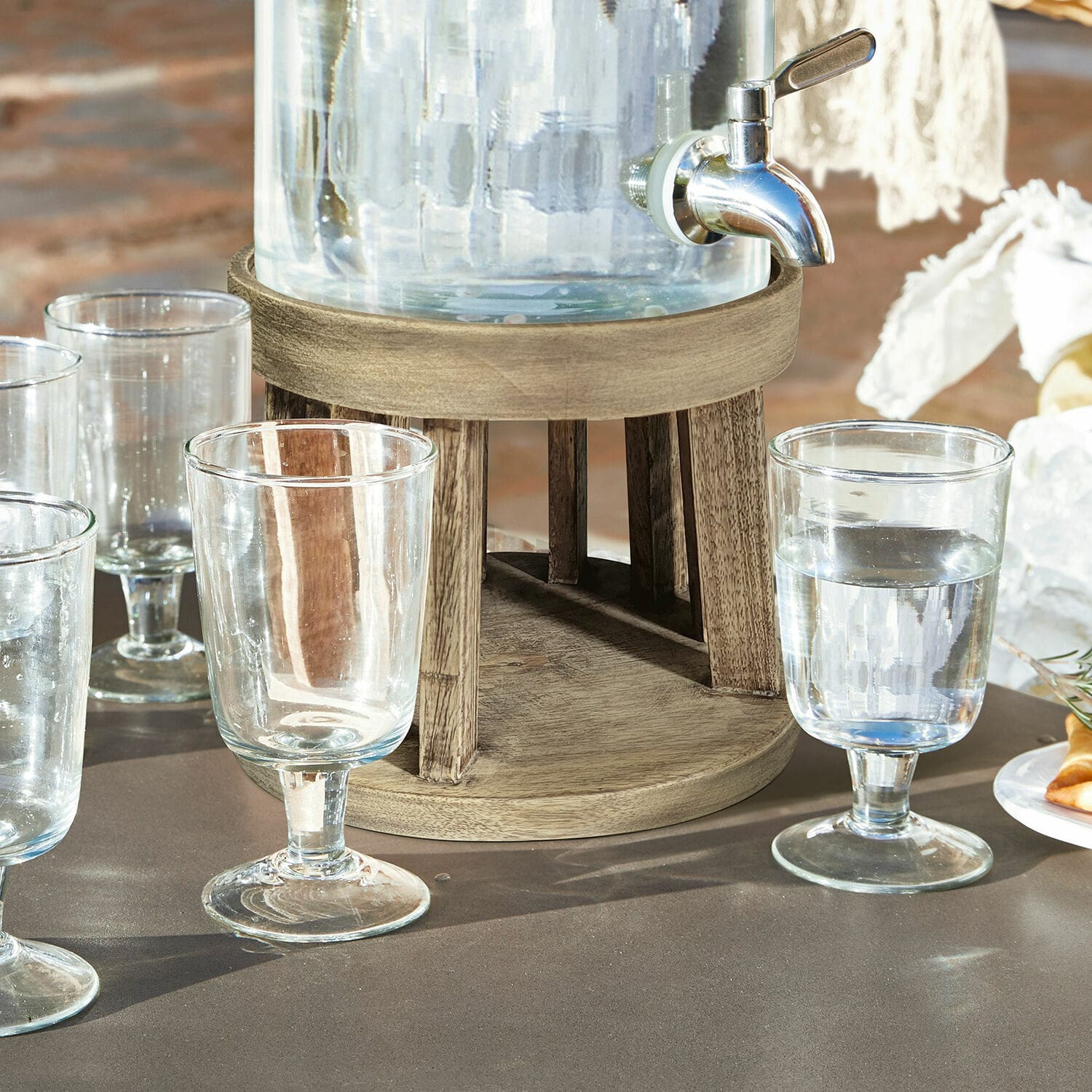 Socle Gabela Distributeur d'eau en verre sur support en bois avec robinet et verres transparents