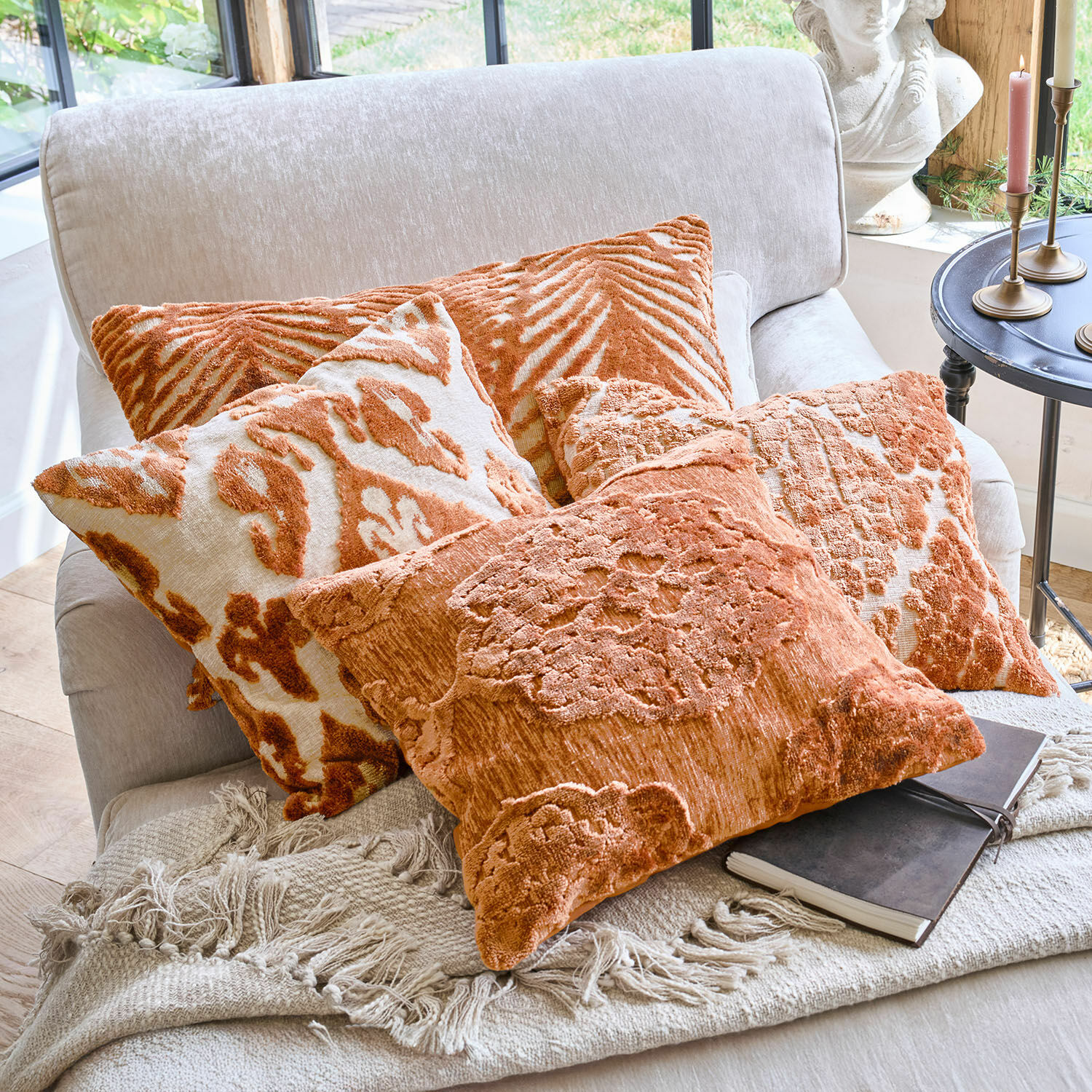 Lot de 4 housses de coussins Samirad Ensemble de coussins décoratifs orange avec motifs sur un canapé clair avec une couverture à franges
