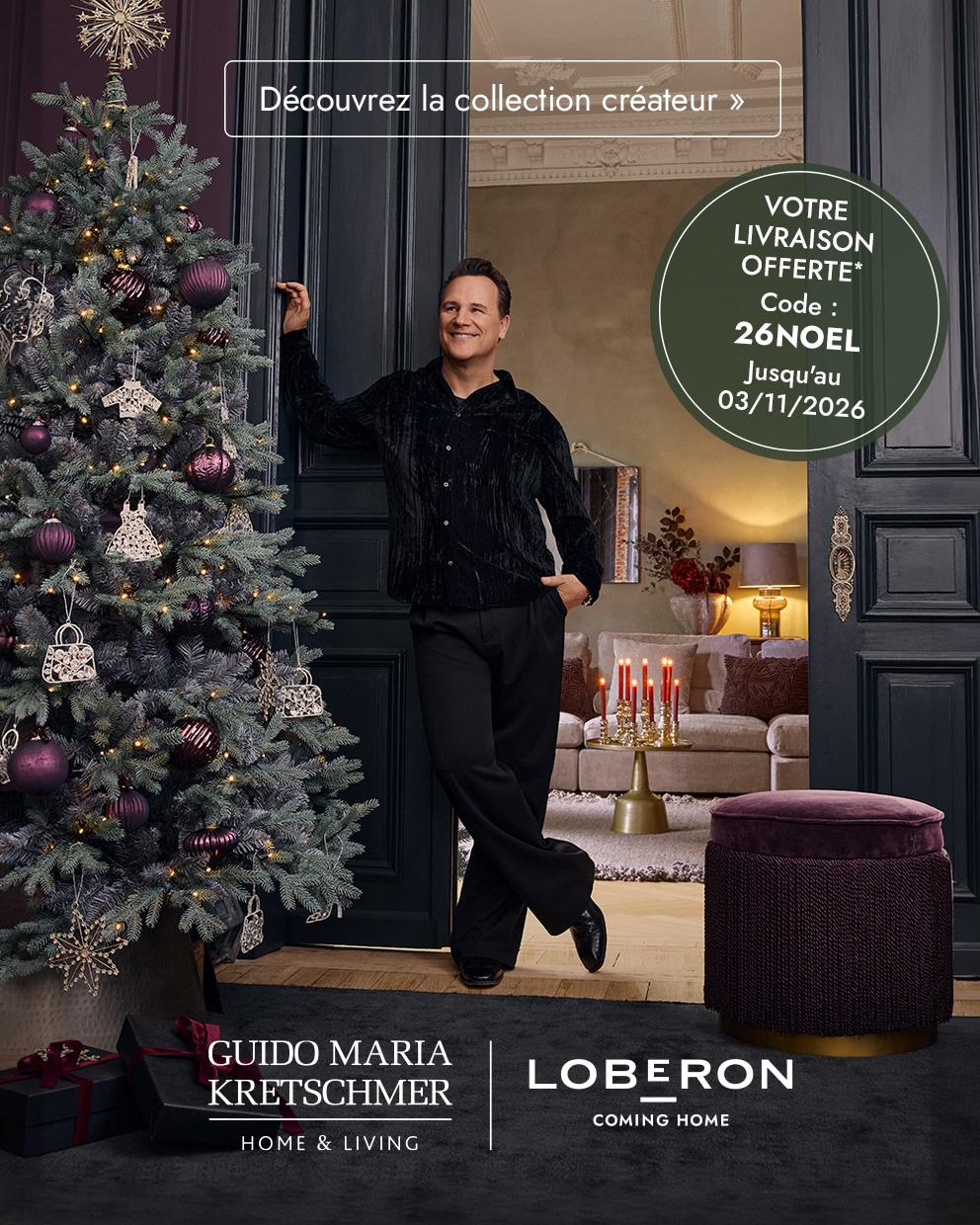Homme en tenue noire près d’un sapin de Noël décoré de boules violettes dans un salon élégant et chaleureux