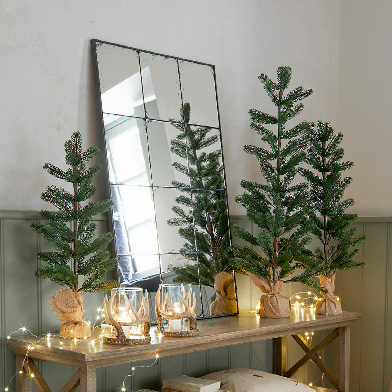 Lot de 3 arbres décoratifs Merpins Petits sapins artificiels décoratifs en toile de jute sur table en bois avec guirlandes LED et miroir