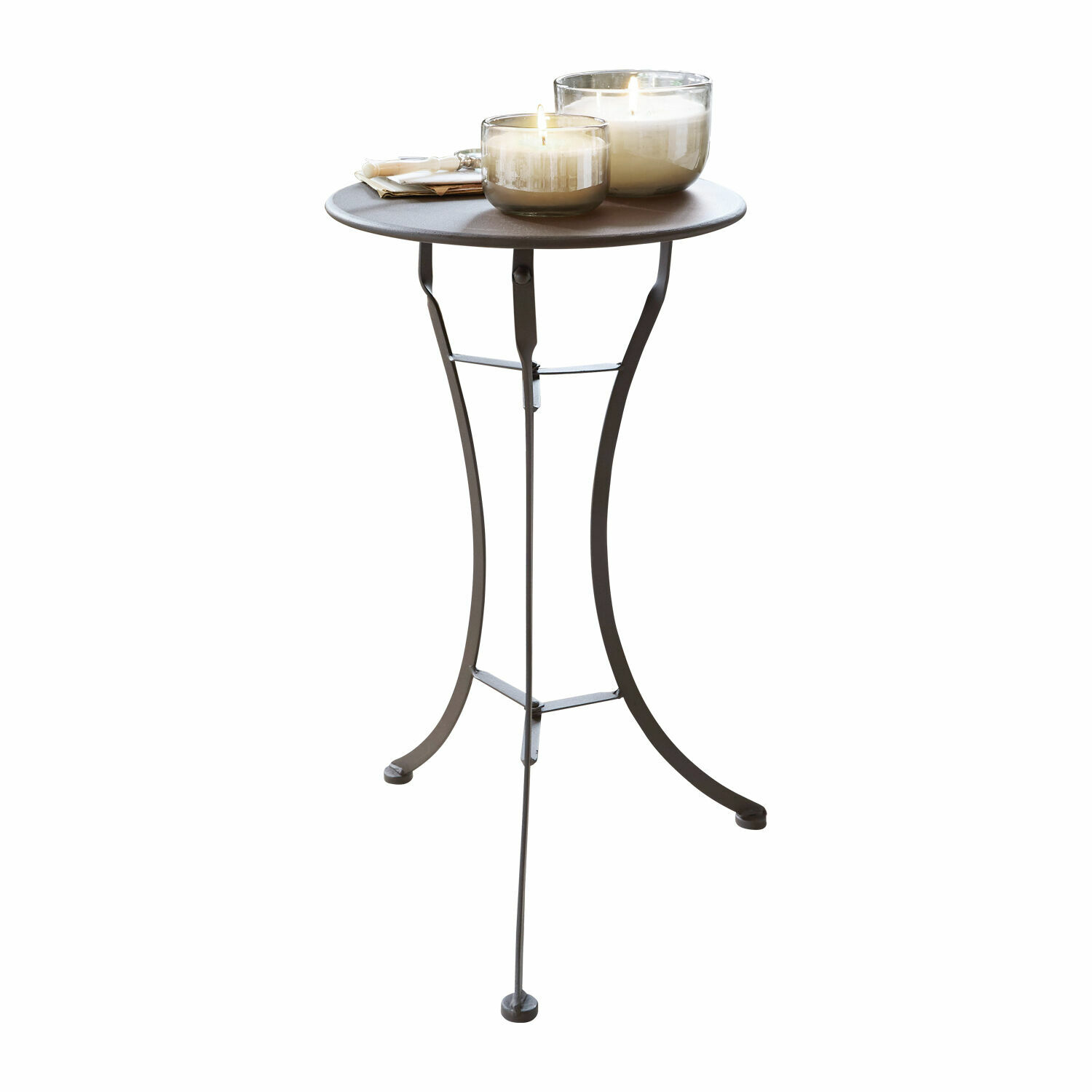 Table d'appoint Torrance Table ronde en métal anthracite avec deux bougies allumées et un carnet posé dessus