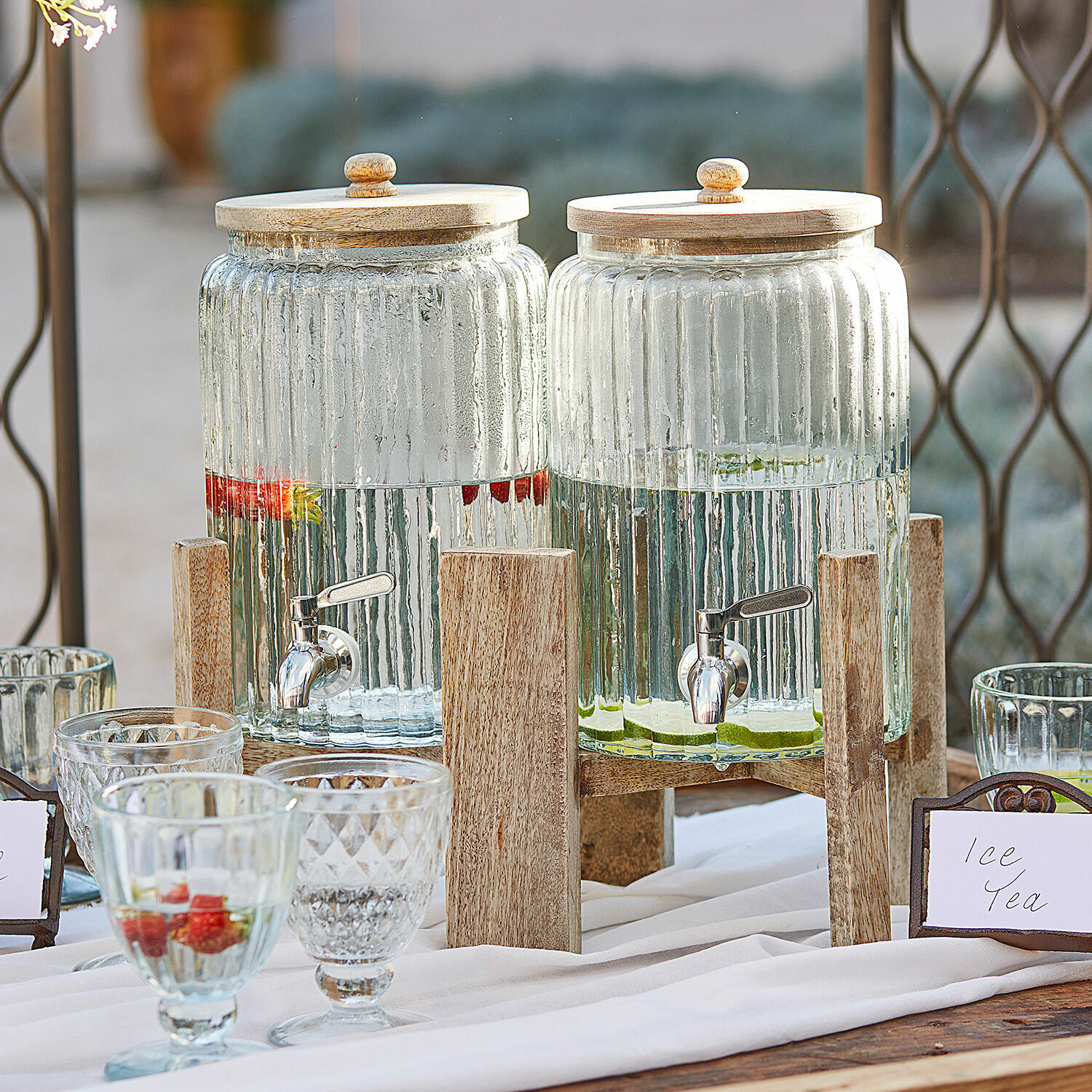 Lot de 2 distributeurs de boisson Ebeyin Distributeurs en verre avec couvercles en bois sur support, parfaits pour limonade et thé glacé en extérieur