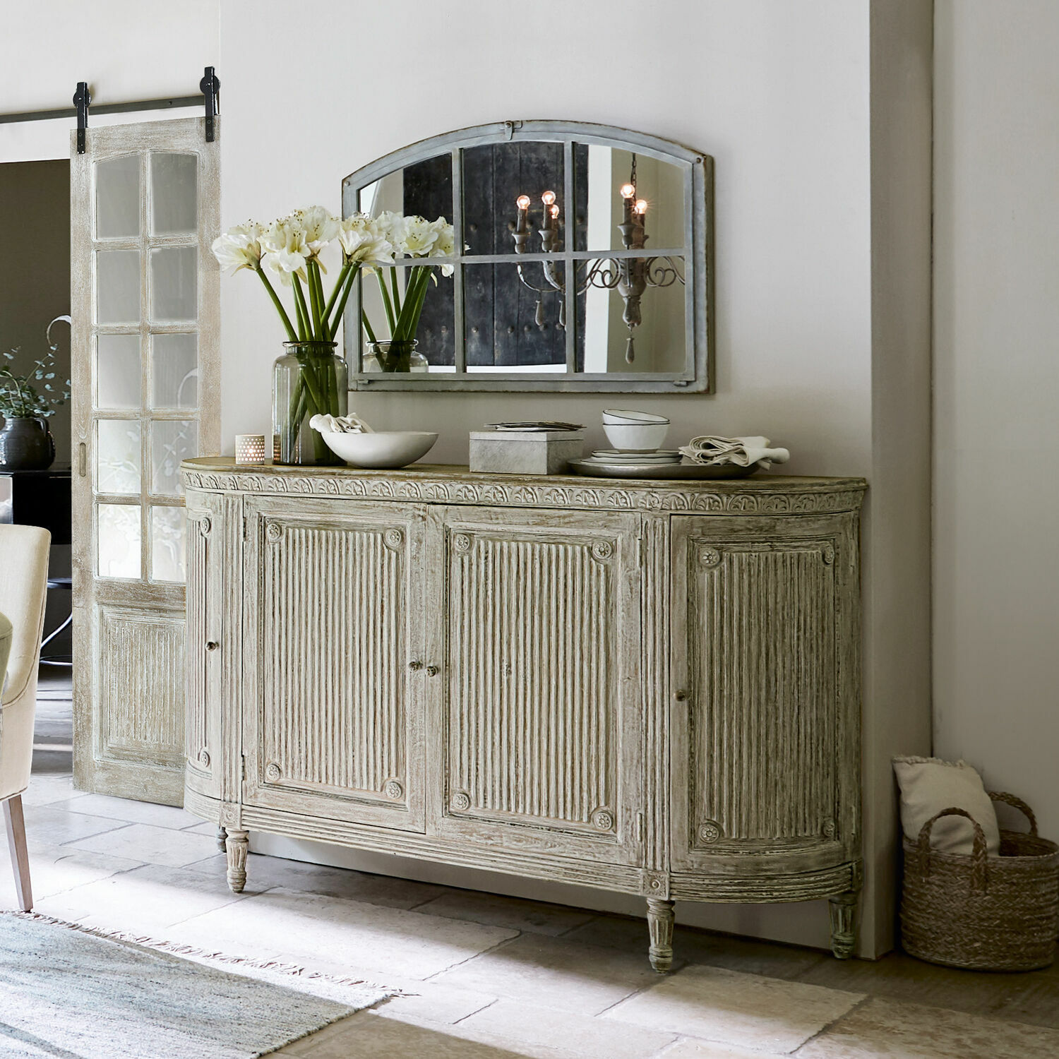 Commode Cienegas Buffet en bois clair au style rustique avec panneaux décoratifs et miroir vintage pour salon élégant