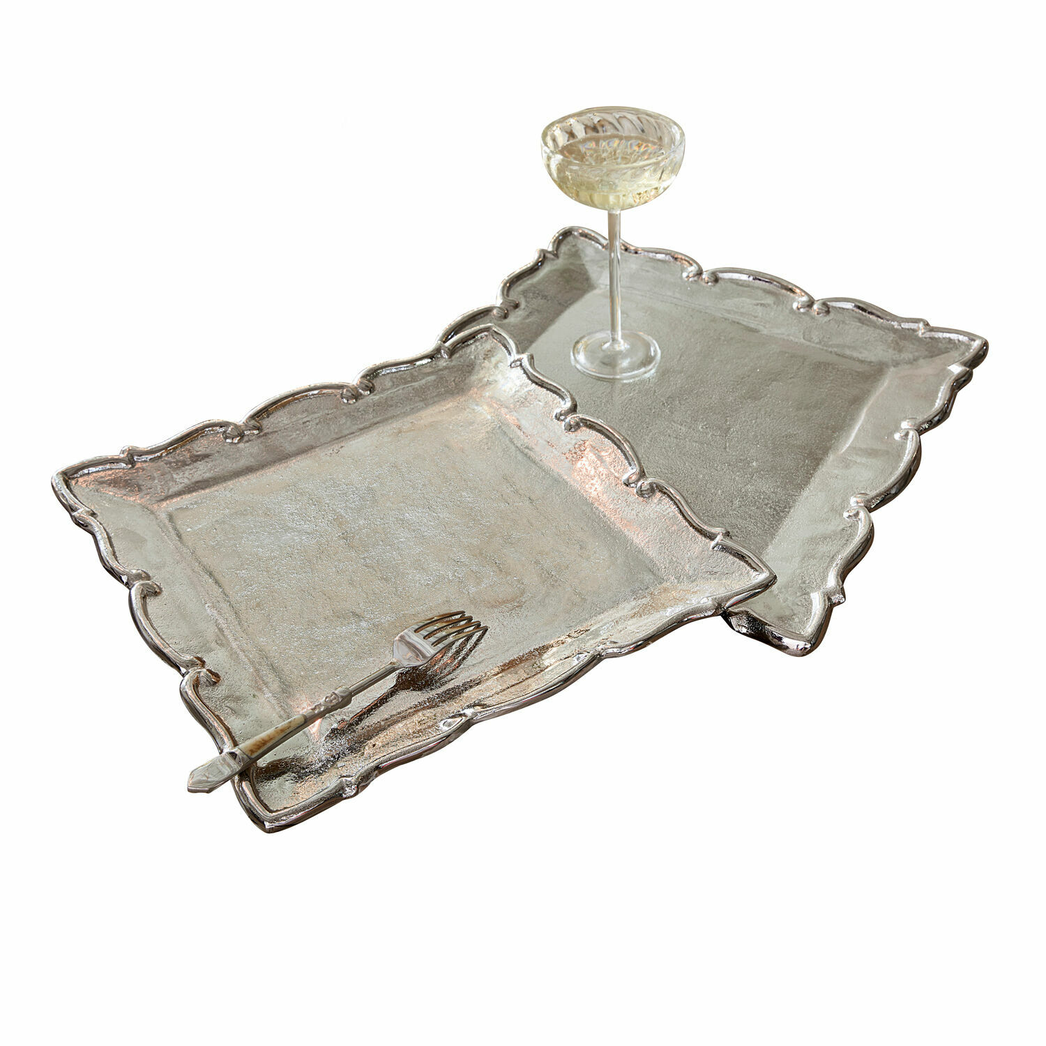 Lot de 2 plateaux Trevor Deux plateaux métalliques argentés avec bords décoratifs, un verre et une fourchette posés