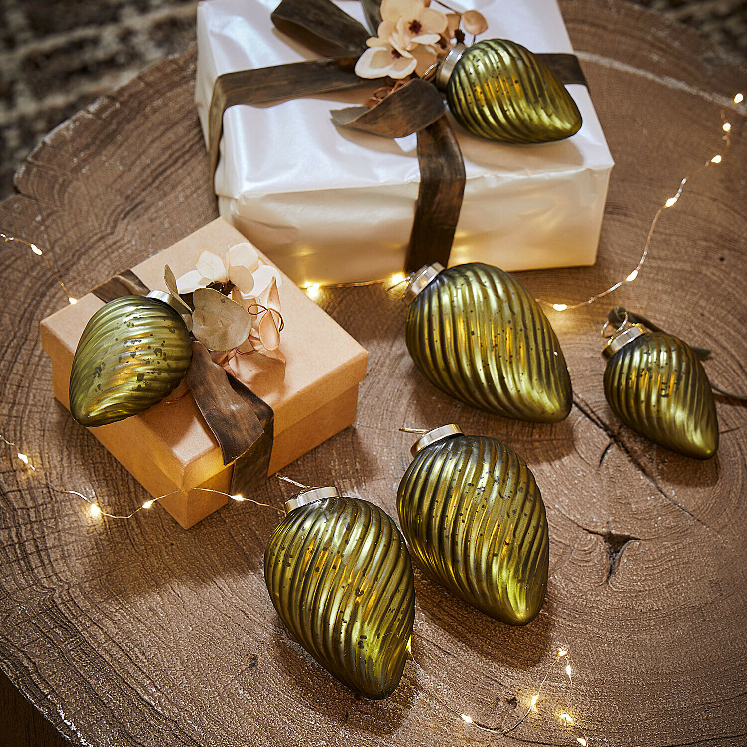 Décorations de Noël, set de 6 Salema Ensemble de décorations de Noël en verre vert sur table en bois avec cadeaux et guirlande lumineuse LED