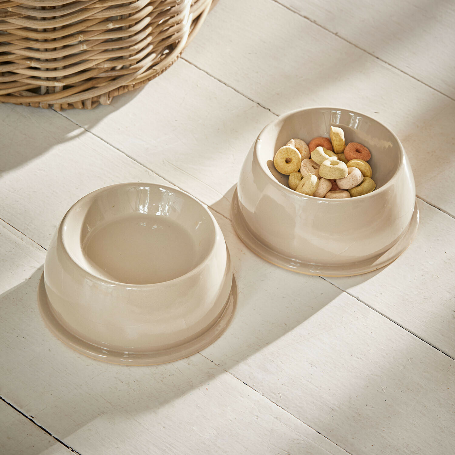 Lot de 2 gamelles Kireva Gamelles en céramique beige pour animaux avec nourriture et eau sur un sol clair