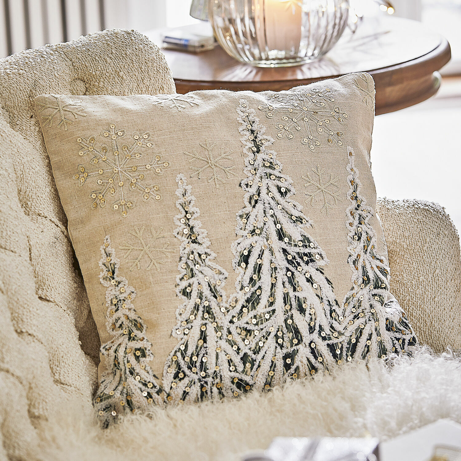 Housse de coussin Cartagne Coussin beige en lin avec sapins brodés et flocons de neige, décoration de Noël élégante