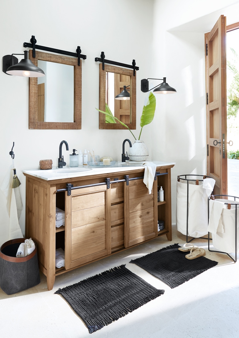 Meuble de salle de bain en bois avec plan blanc, deux miroirs et lampes murales noires