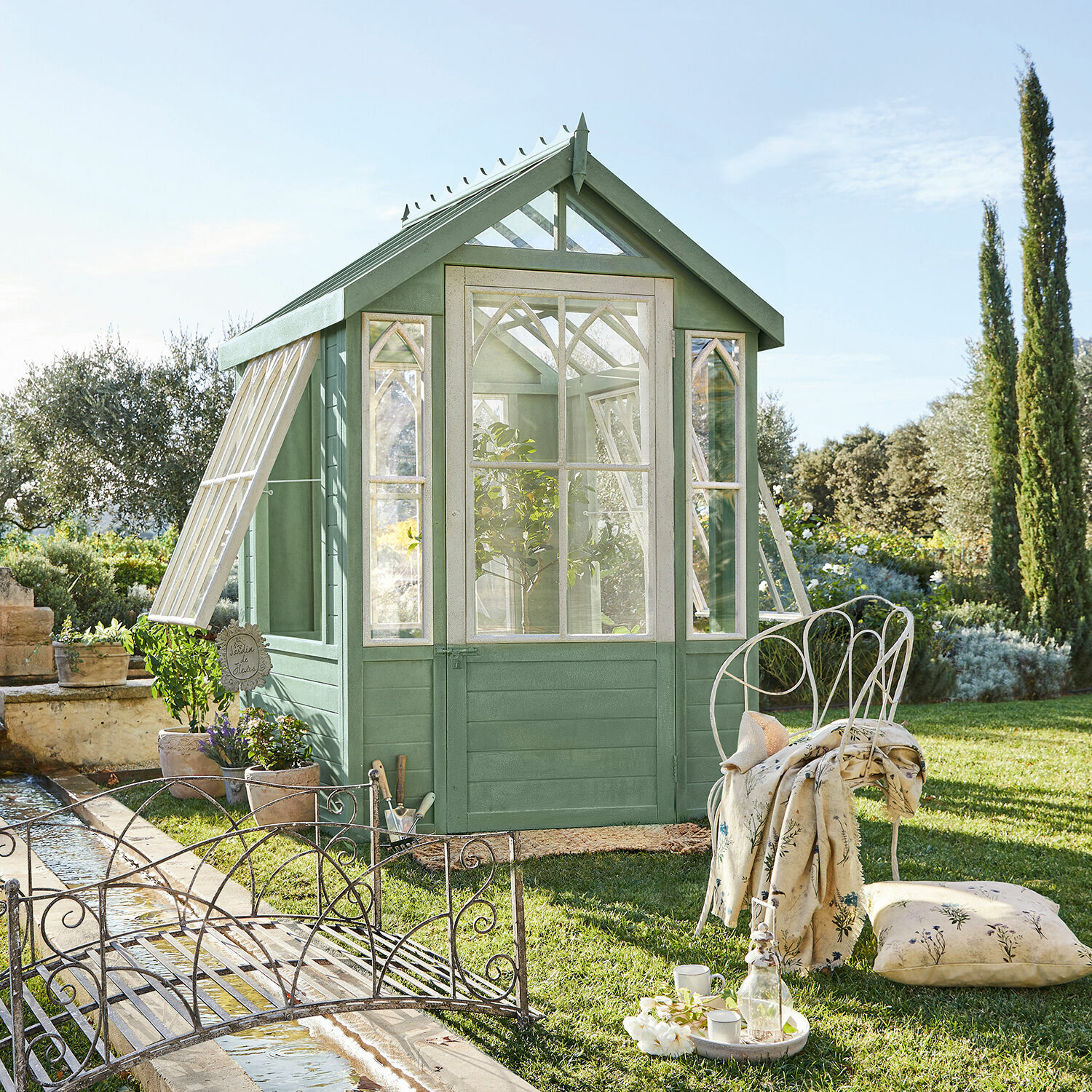 Maisonnette de jardin Anyós Serre de jardin en bois vert avec fenêtres blanches et mobilier en métal sur pelouse