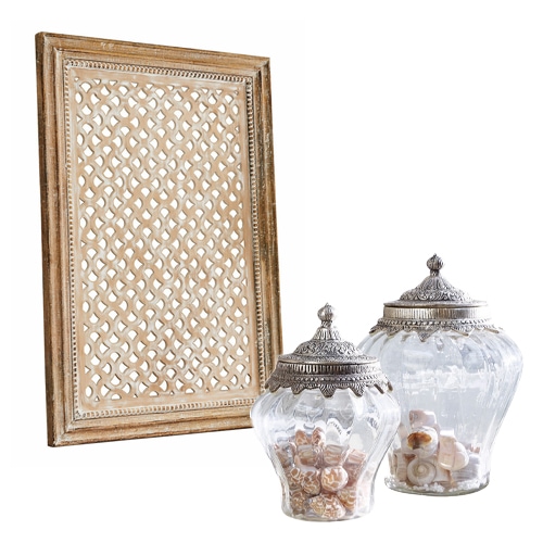 Cadre en bois ajouré et deux bocaux en verre décoratifs avec couvercles en métal style vintage