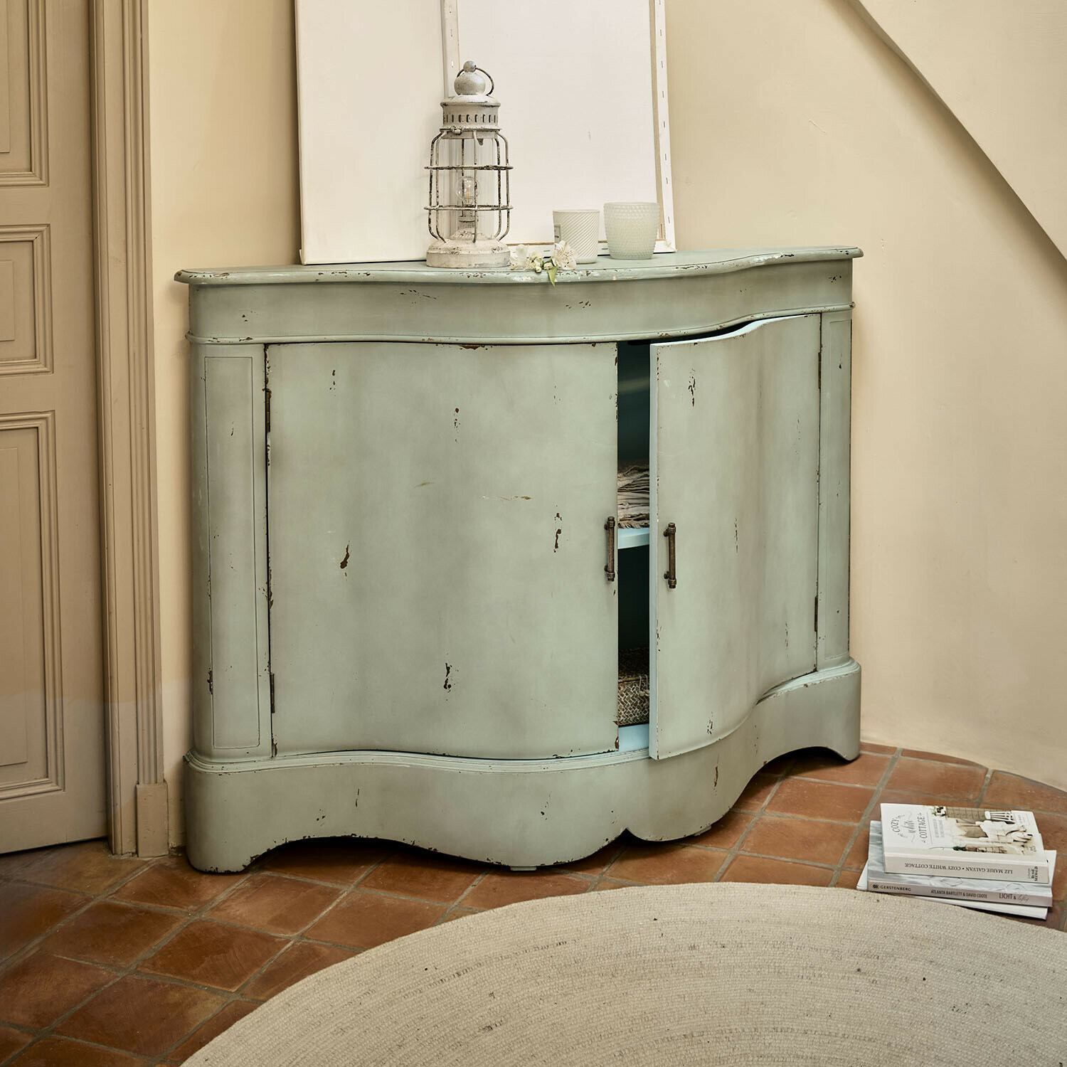 Commode Valcourie Buffet en bois vert menthe patiné avec deux portes, meuble vintage pour salon ou entrée