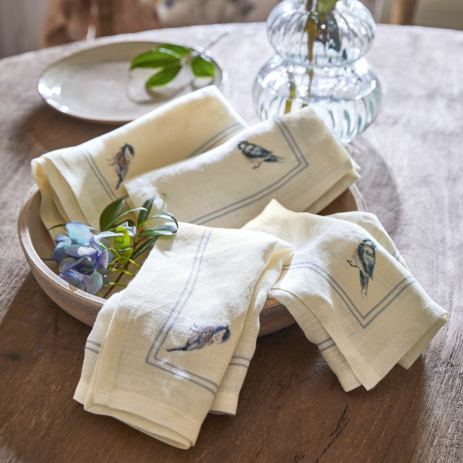 Lot de 4 serviettes de table Taralga Serviettes en lin crème avec motif d'oiseaux sur plateau en bois, décoration de table rustique