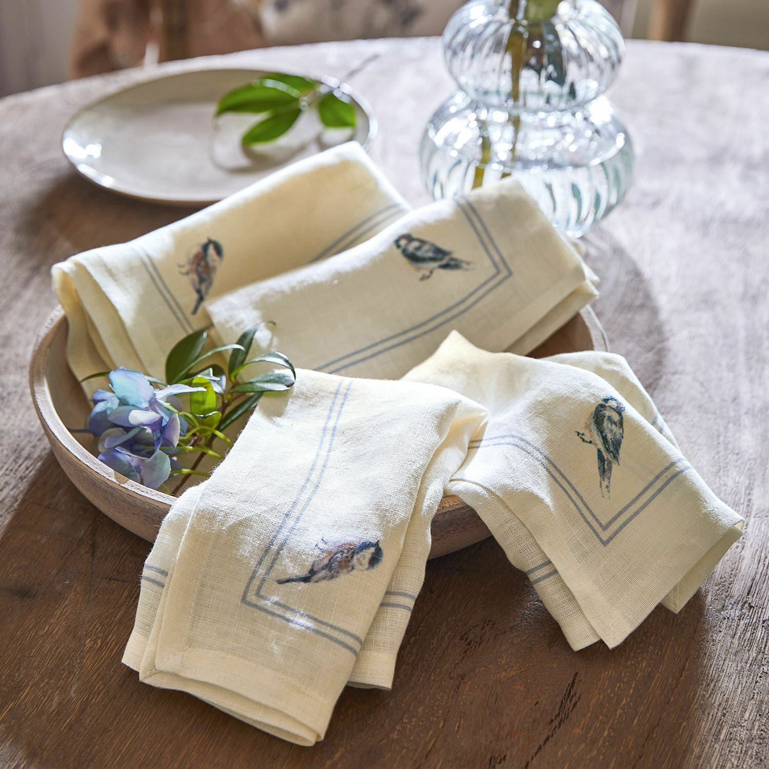 Lot de 4 serviettes de table Taralga Serviettes en lin crème avec motif d'oiseaux sur plateau en bois, décoration de table rustique