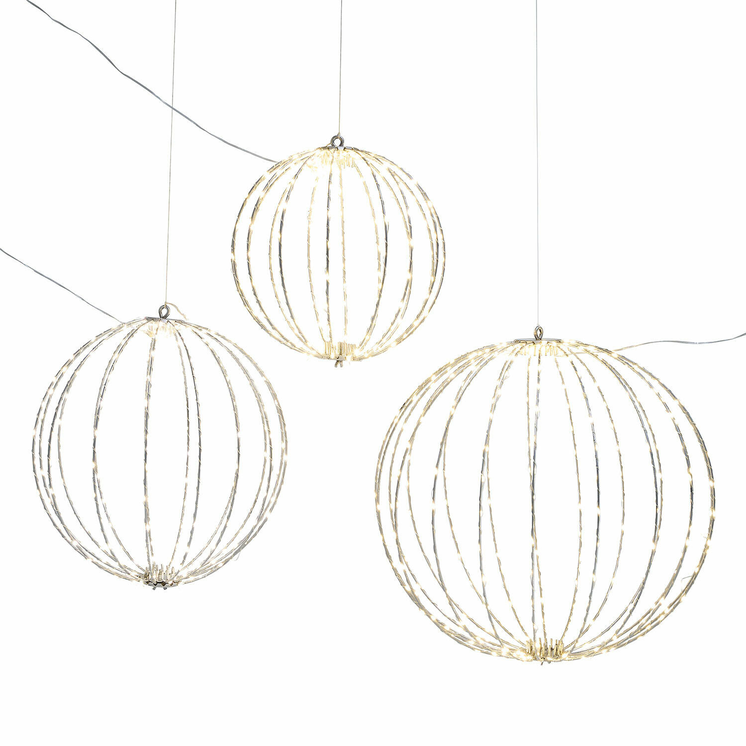 Lot de 3 boules LED Brilliante Ensemble de trois décorations lumineuses sphériques en fil métallique avec éclairage LED blanc chaud.