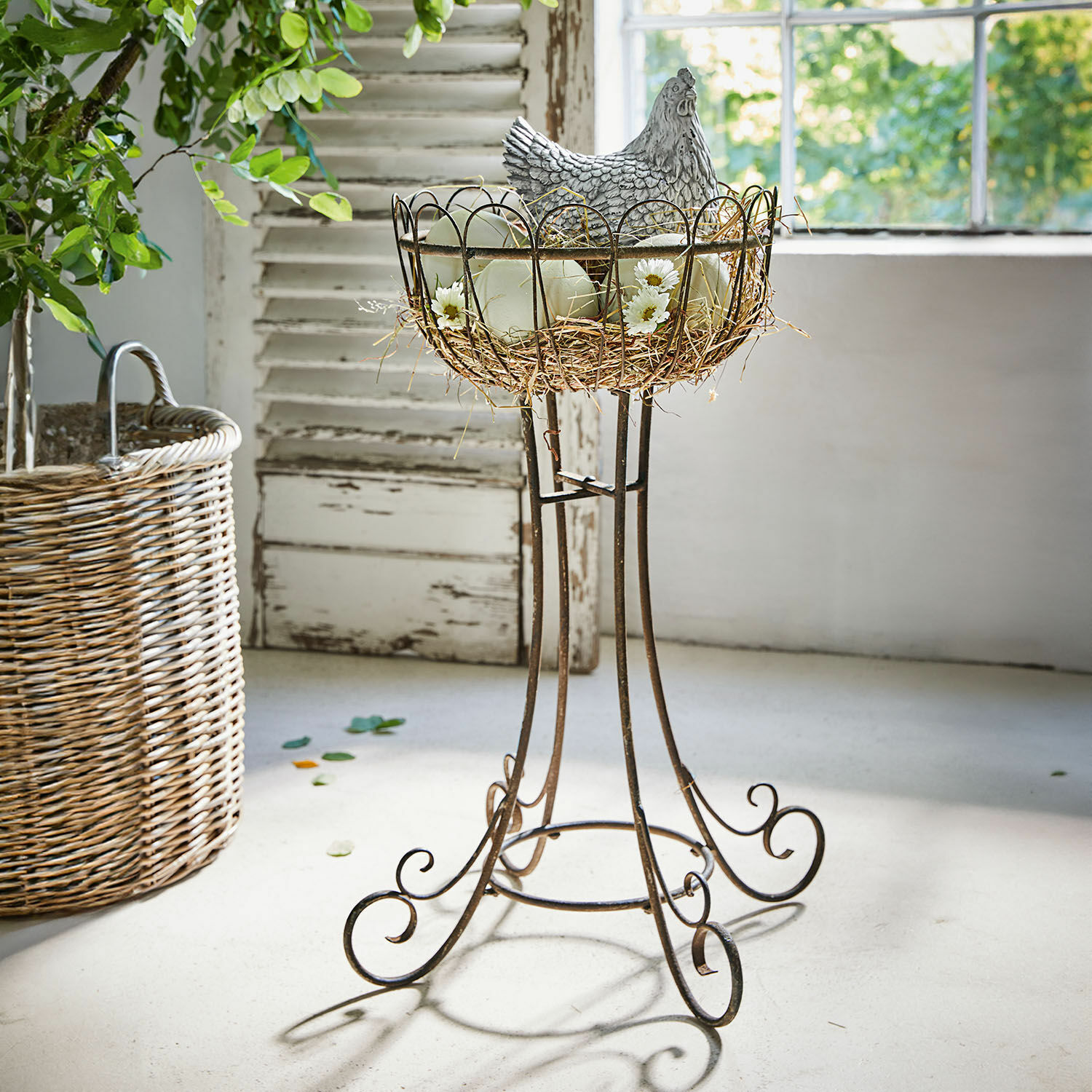 Support de décoration Évariste Support en métal vintage avec panier décoratif, poule et œufs artificiels pour décoration intérieure