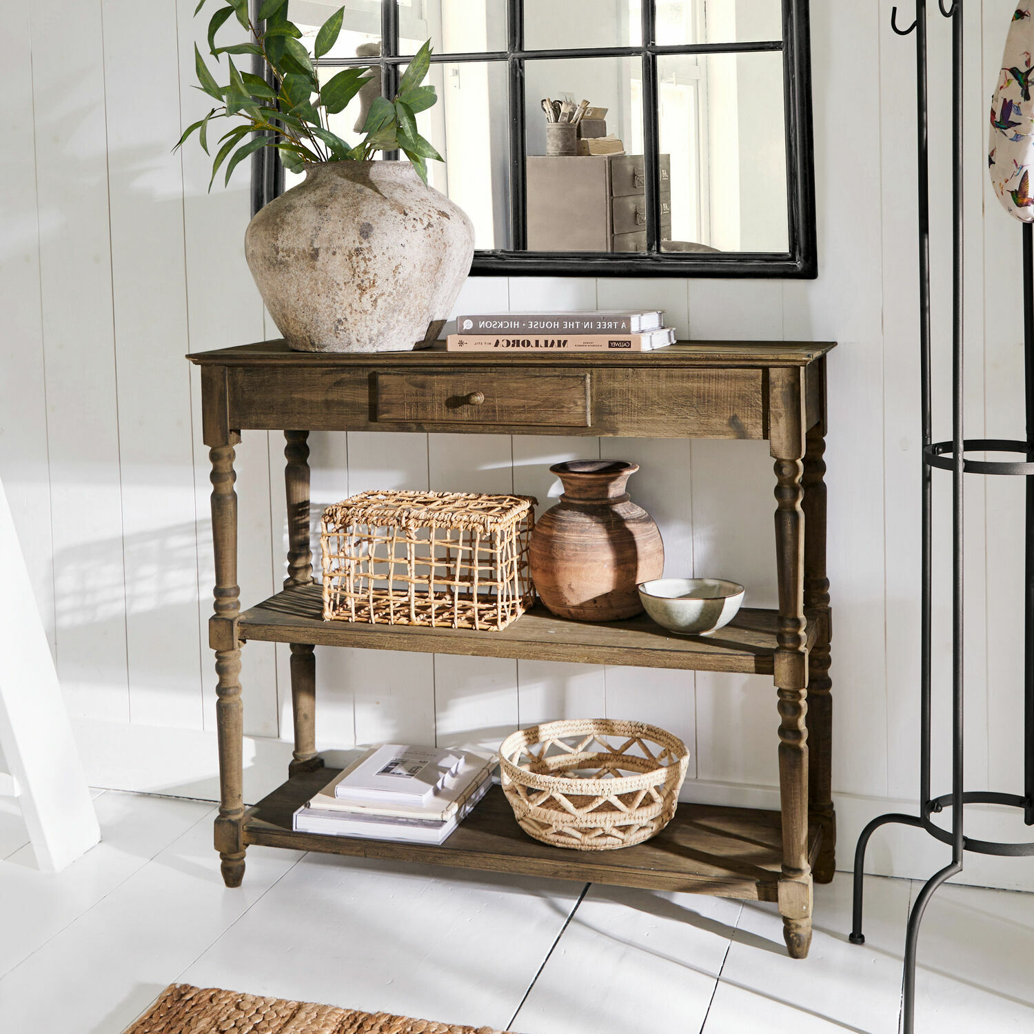 Console Roubaix Console en bois avec tiroir et étagères, décorée de vases et paniers, style rustique