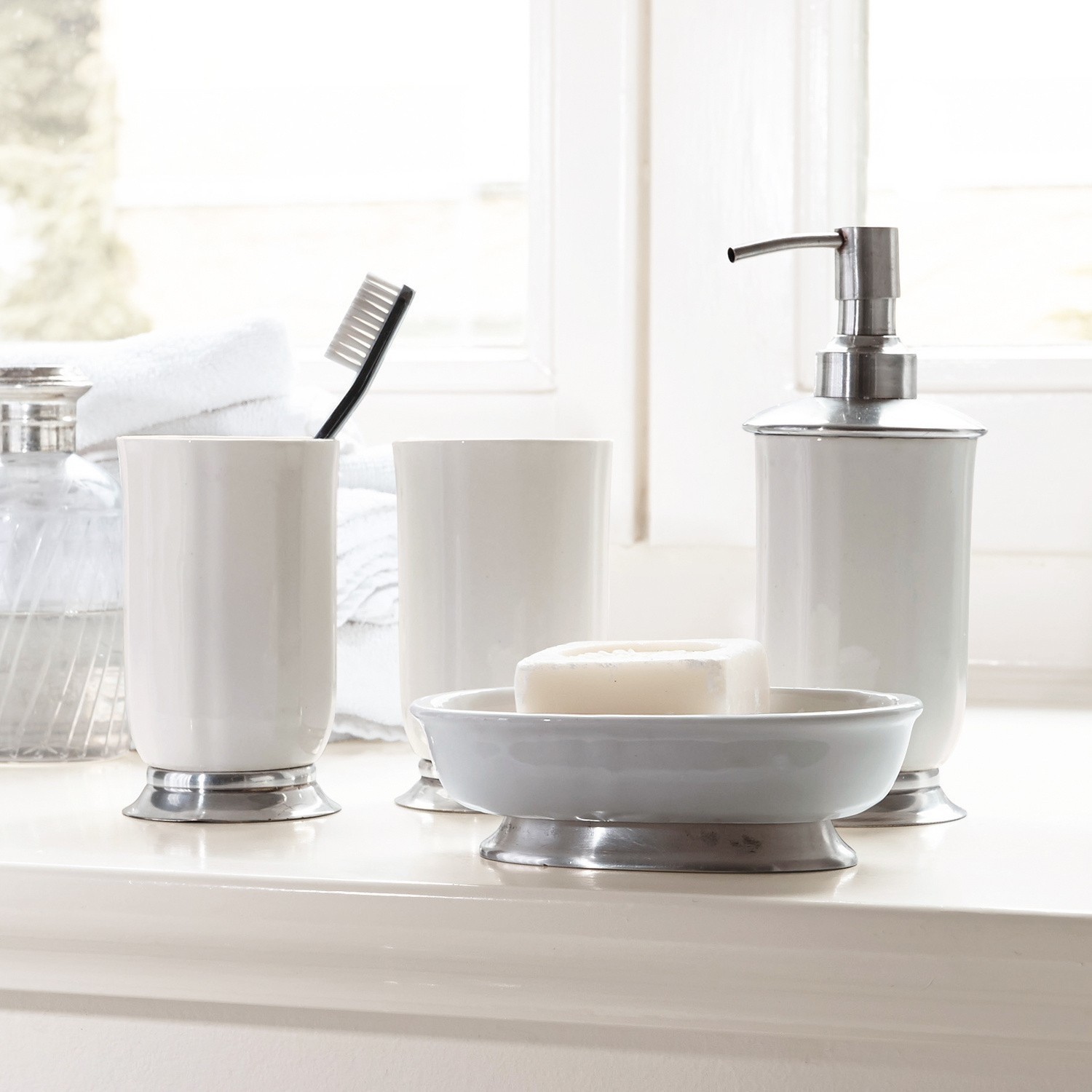 Set de salle de bains Millicent Ensemble de salle de bain en céramique blanche avec détails métalliques, porte-savon, gobelets et distributeur de savon