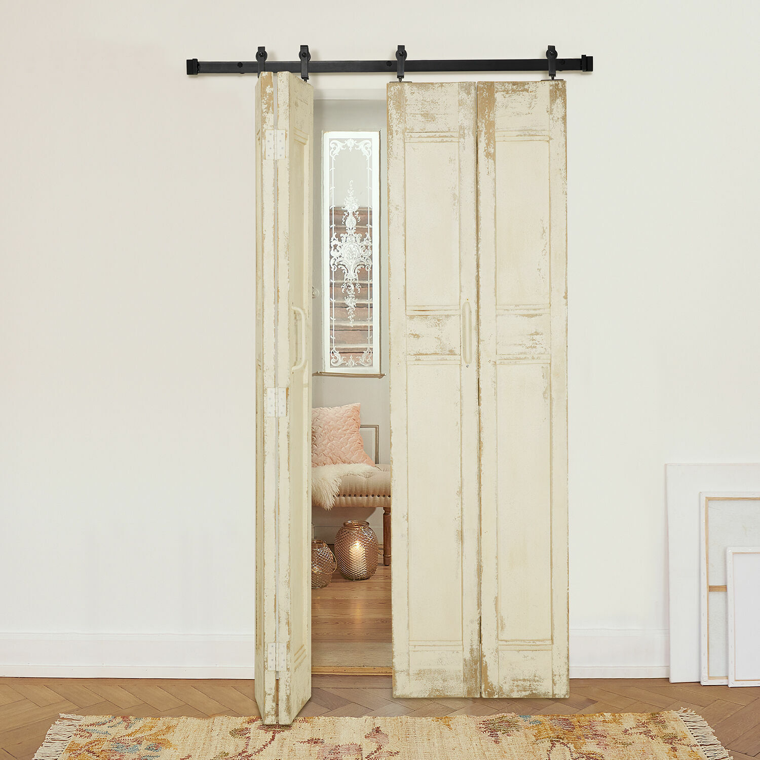 Porte pliante coulissante Auberisse Porte coulissante en bois crème avec finition vieillie pour un intérieur au style vintage