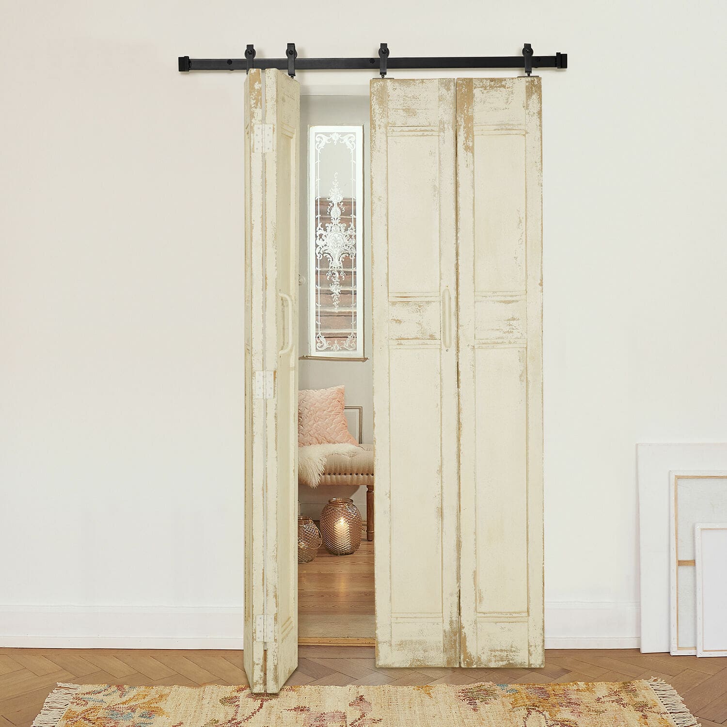 Porte pliante coulissante Auberisse Porte coulissante en bois crème avec finition vieillie pour un intérieur au style vintage
