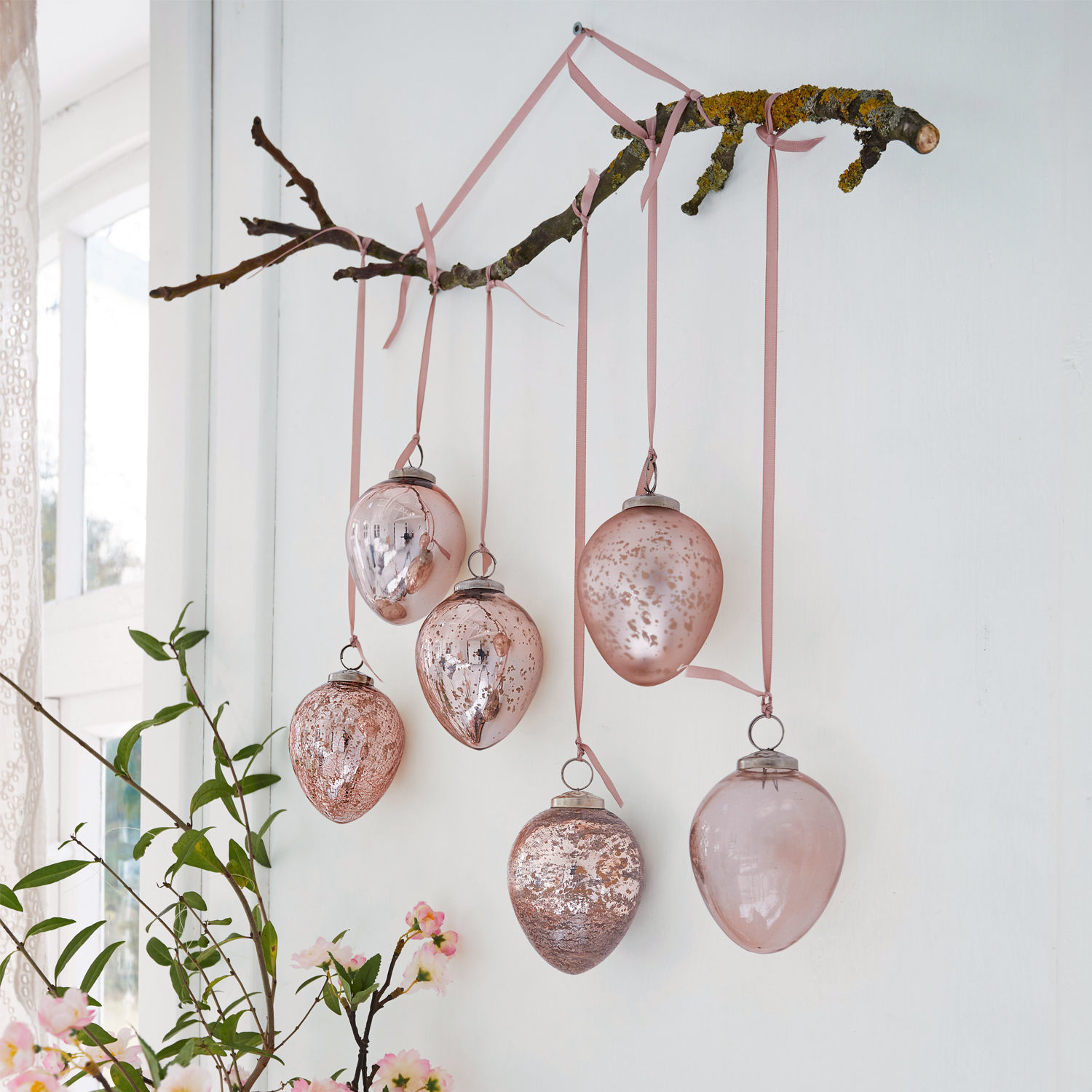 Lot de 6 œufs de Pâques Cataleya Ensemble de décorations en verre rose suspendues à une branche avec rubans roses pour décoration murale