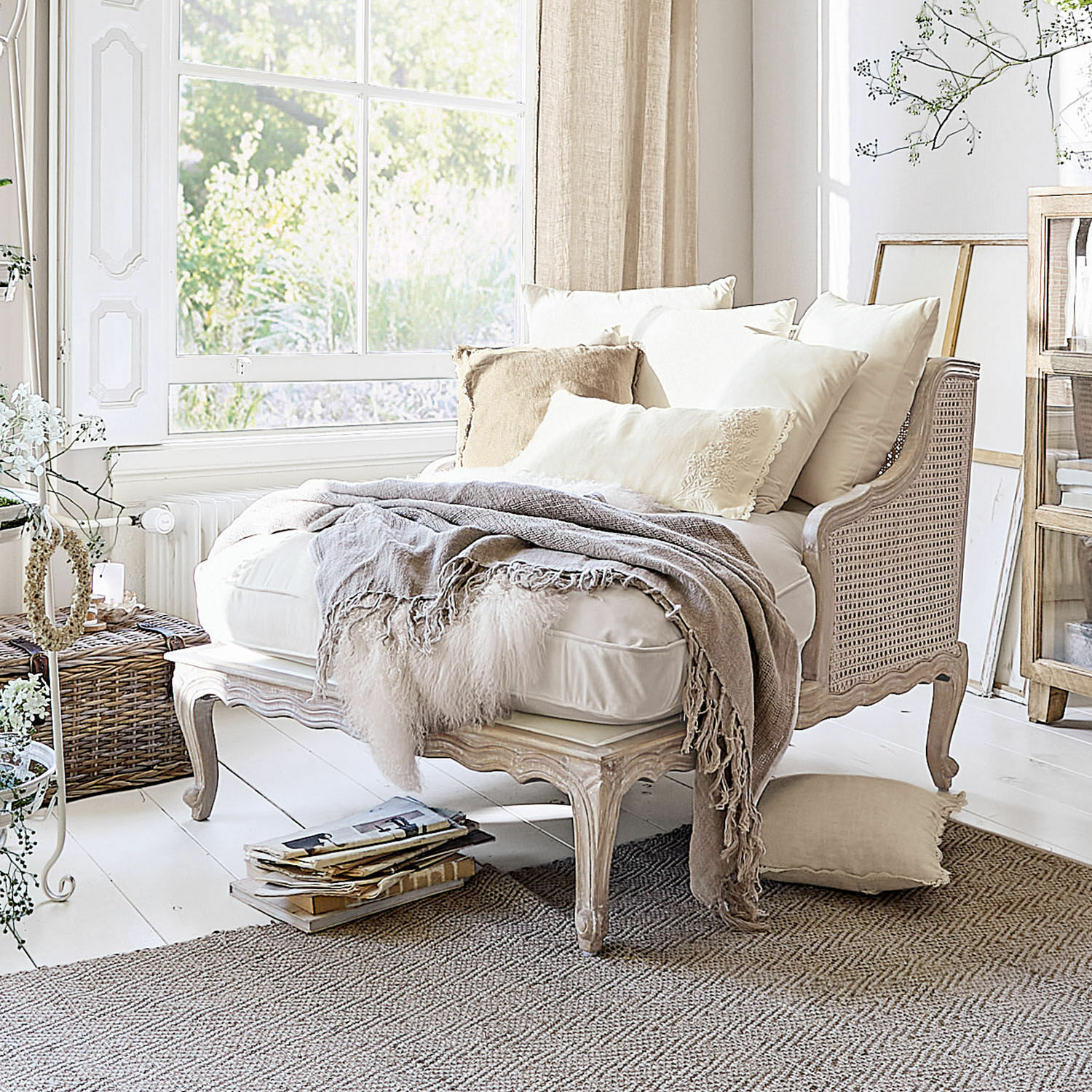 Méridienne Dronne Canapé beige en bois et rotin avec coussins crème et plaid doux dans un intérieur lumineux