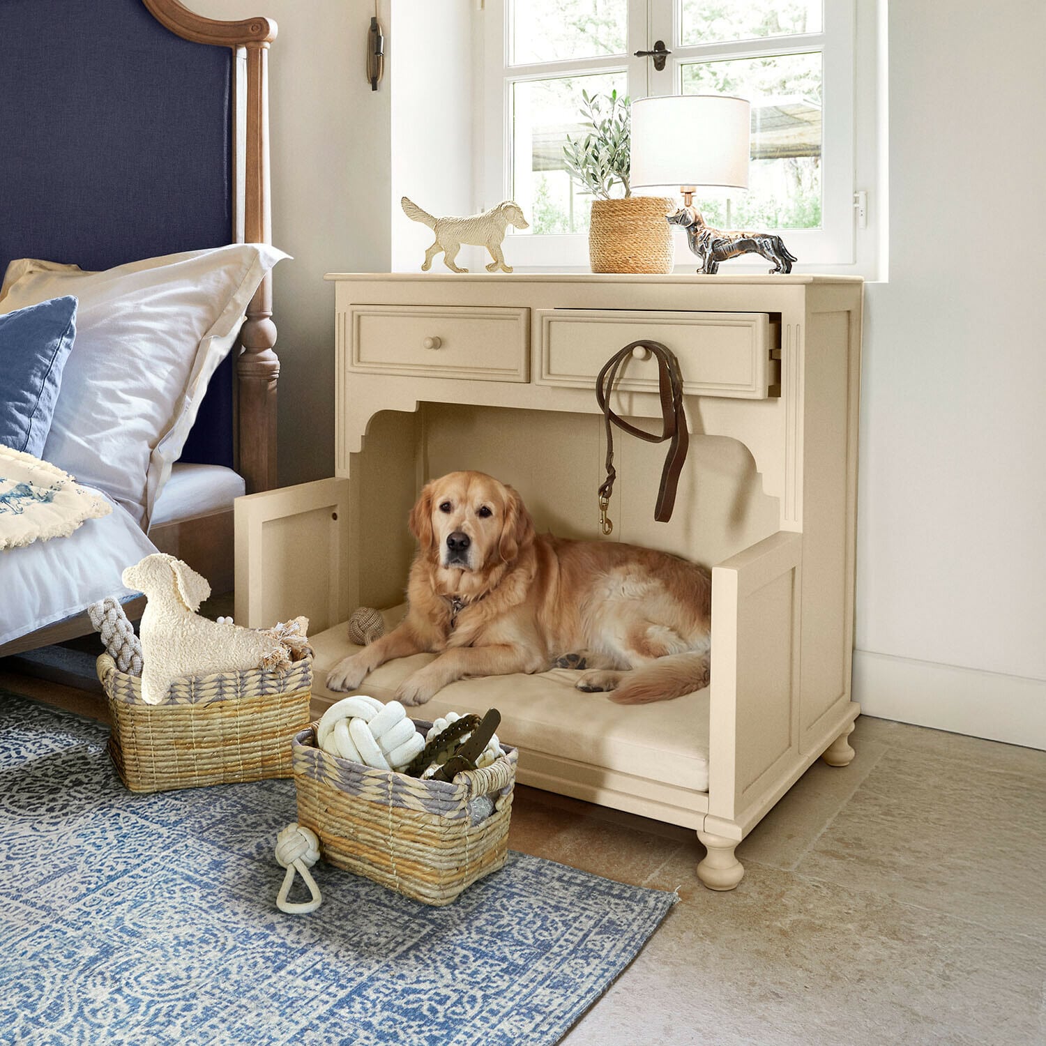 Lit pour chien Galivonne Niche pour chien en bois beige avec coussin et laisse en cuir, Golden Retriever dans une chambre