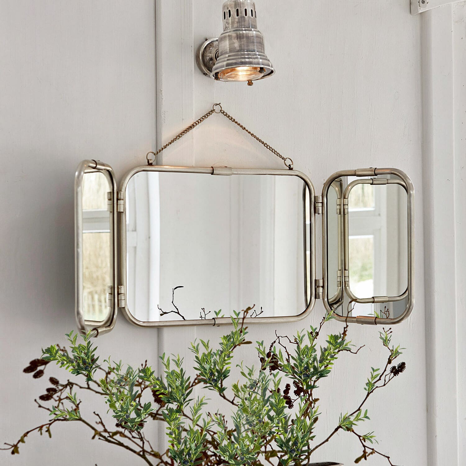 Miroir Kacey Miroir mural triptyque en métal argenté pour décoration intérieure élégante et fonctionnelle