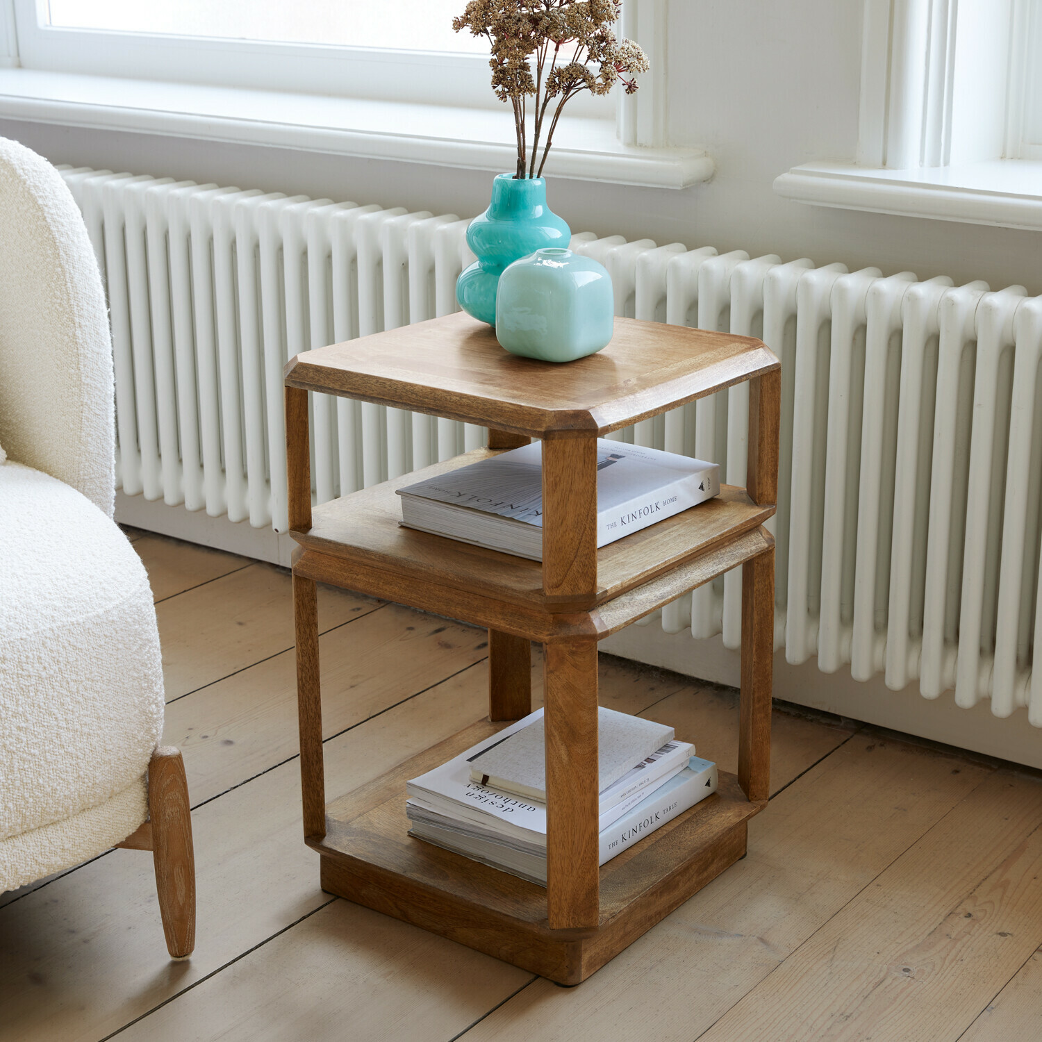 Table d’appoint Inverly Table d'appoint en bois de manguier naturel à trois niveaux avec vases turquoise et livres