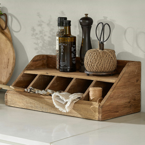 Organisateur de cuisine en bois naturel avec compartiments, bouteilles d'huile et accessoires de cuisine