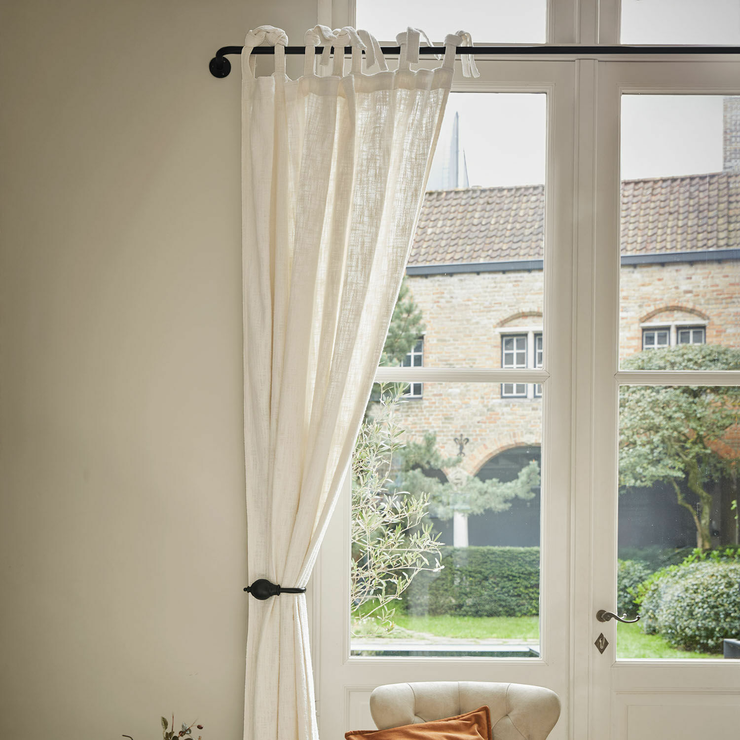 Tringle à rideaux d'angle avec 2 embrasses Belarune Rideau beige en lin avec boucles nouées sur tringle noire, décoration de fenêtre élégante
