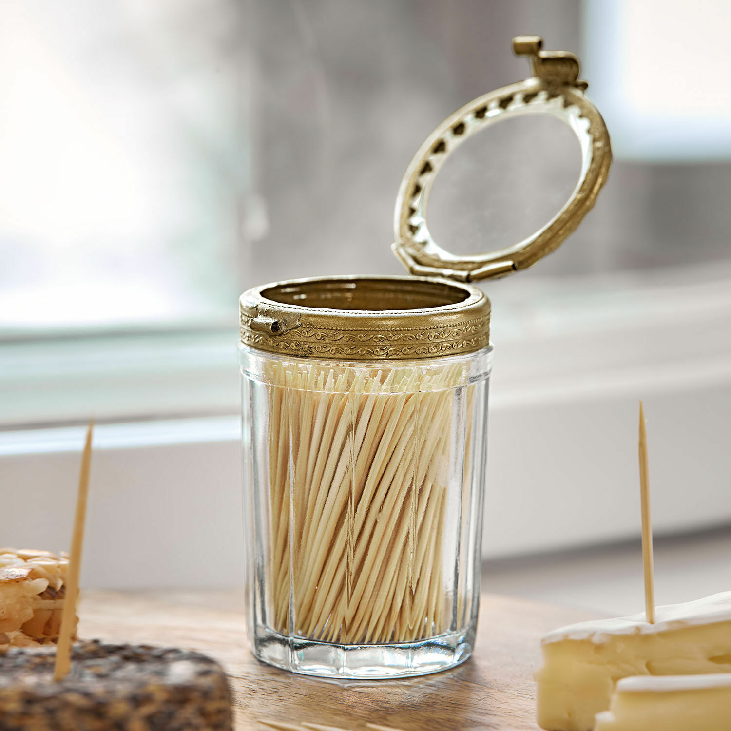 Boîte pour cure-dents Rashid Porte-cure-dents en verre avec couvercle en laiton décoratif sur table en bois