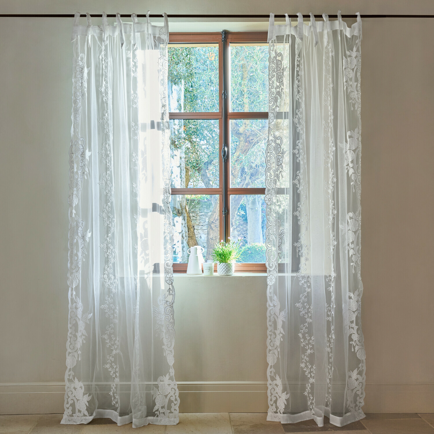 Voilage Élourette Voilage blanc transparent avec motif floral brodé sur une fenêtre, décoration intérieure élégante