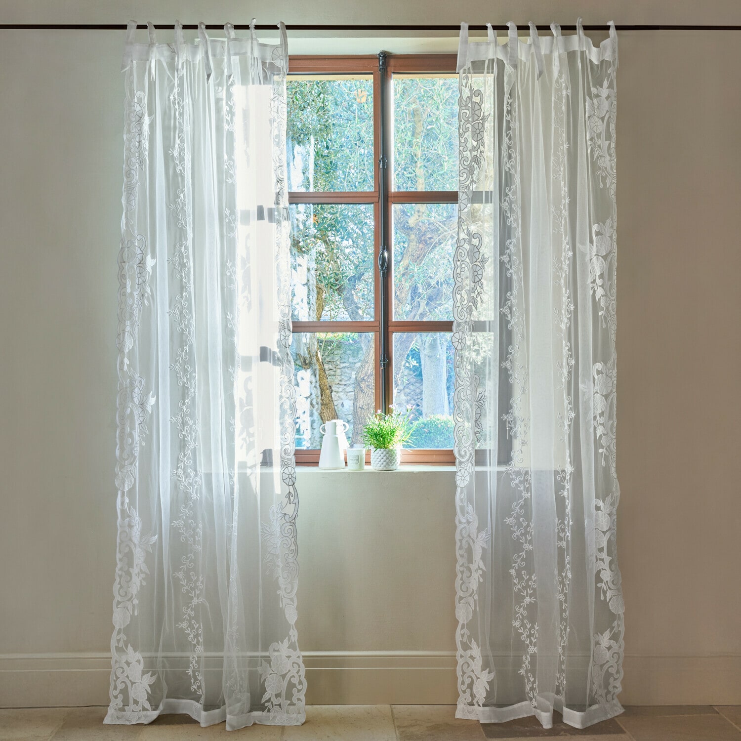 Voilage Élourette Voilage blanc transparent avec motif floral brodé sur une fenêtre, décoration intérieure élégante
