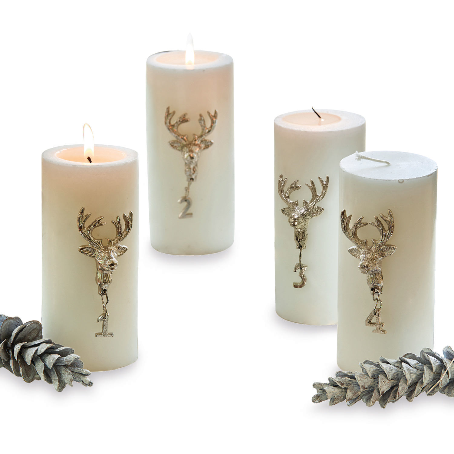 Lot de 4 pin’s décoratifs Charre Ensemble de quatre bougies blanches d'Avent avec décor cerf et numéros, décoration de Noël