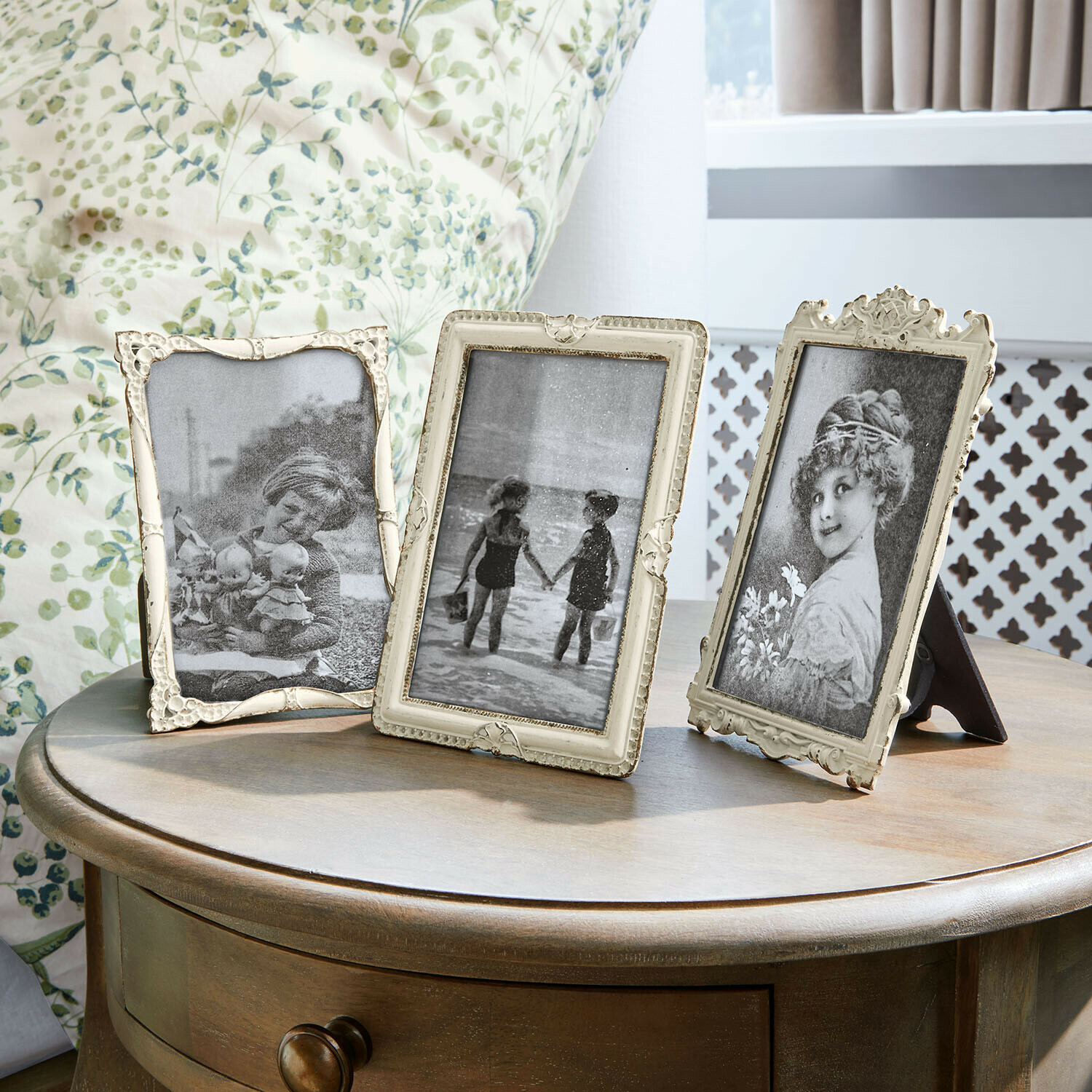 Lot de 3 cadres-photos Jorivex Trois cadres photo décoratifs vintage posés sur une table en bois dans un intérieur lumineux
