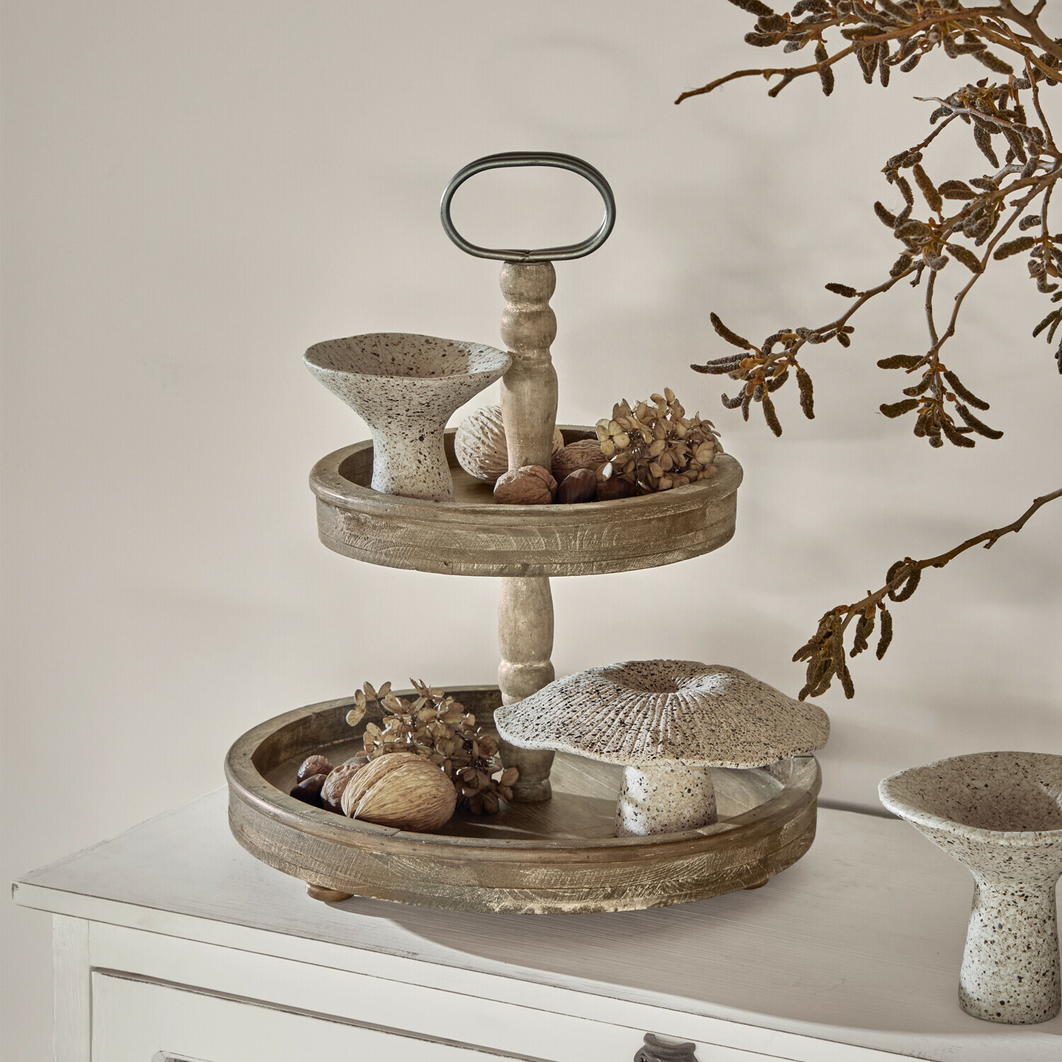 Présentoir à étages Amboise Plateau à deux niveaux en bois avec poignée, décoré de noix naturelles et d'ornements en céramique beige