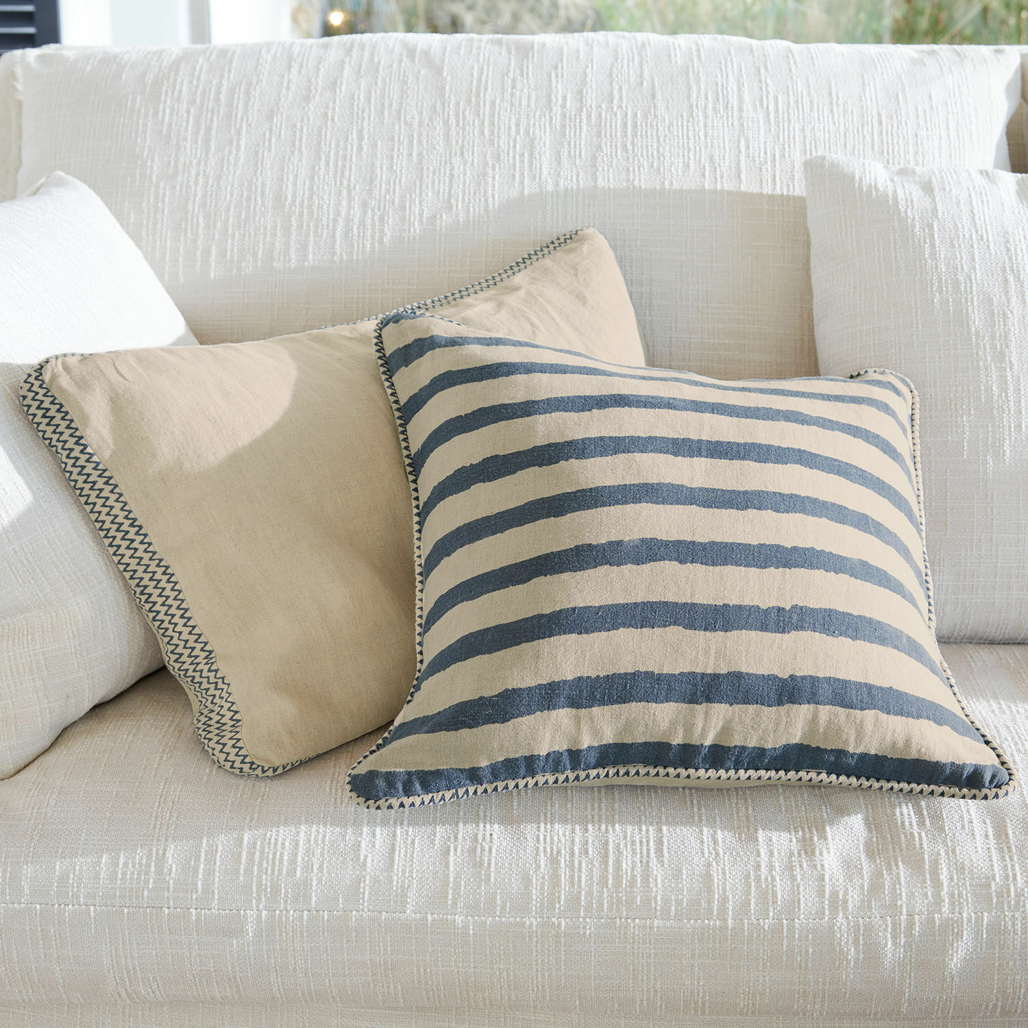Lot de 2 housses de coussins Alarindor Coussins décoratifs en coton beige uni et rayé sur canapé blanc pour salon moderne