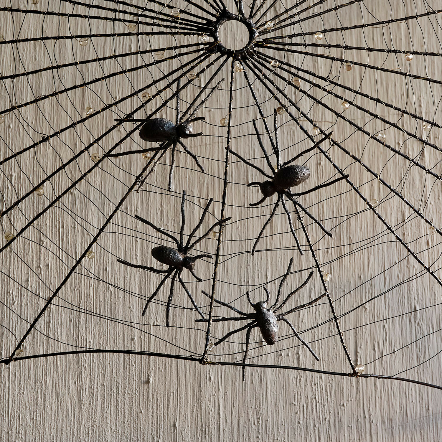 Lot de 4 araignées décoratives Gwynetha Décoration toile d'araignée en métal noir avec araignées sur fond clair, accessoire Halloween